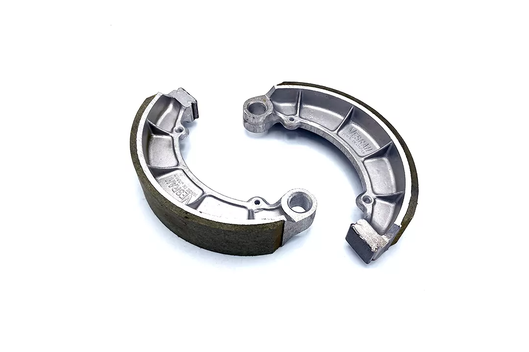 Bremsbackensätze vom Japanischen Hersteller Vesrah. Erstausrüster bei vielen Herstellern. Diese Beläge bieten optimale Bremswirkung bei Hitze und bei Nässe. Lange Lebensdauer und für eine große Anzahl an Modellen. Made in Japan.