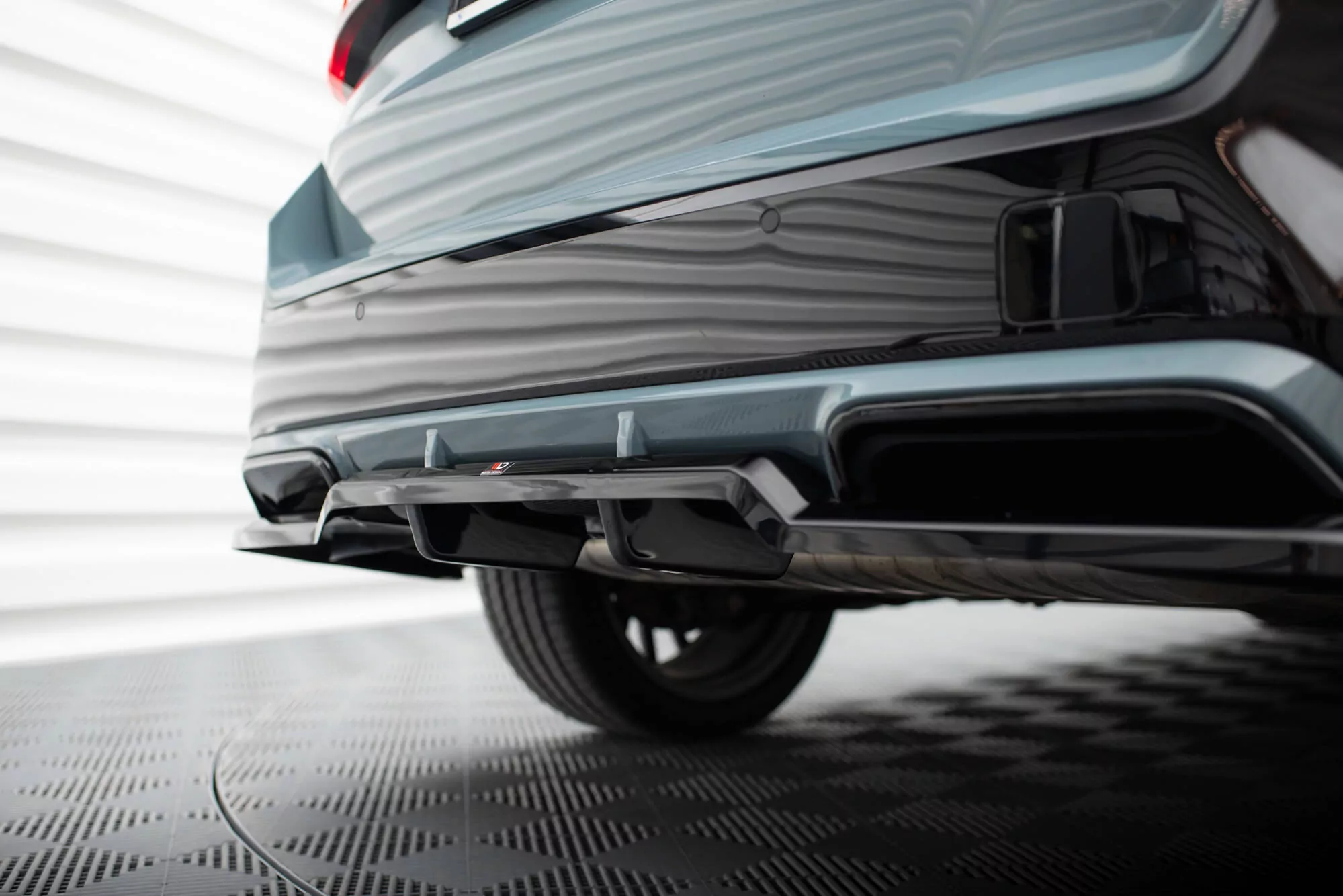 Hinten Splitter (mit Einem Vertikalem Balken) BMW X1 M-Paket U11 Schwarz Hochglanz