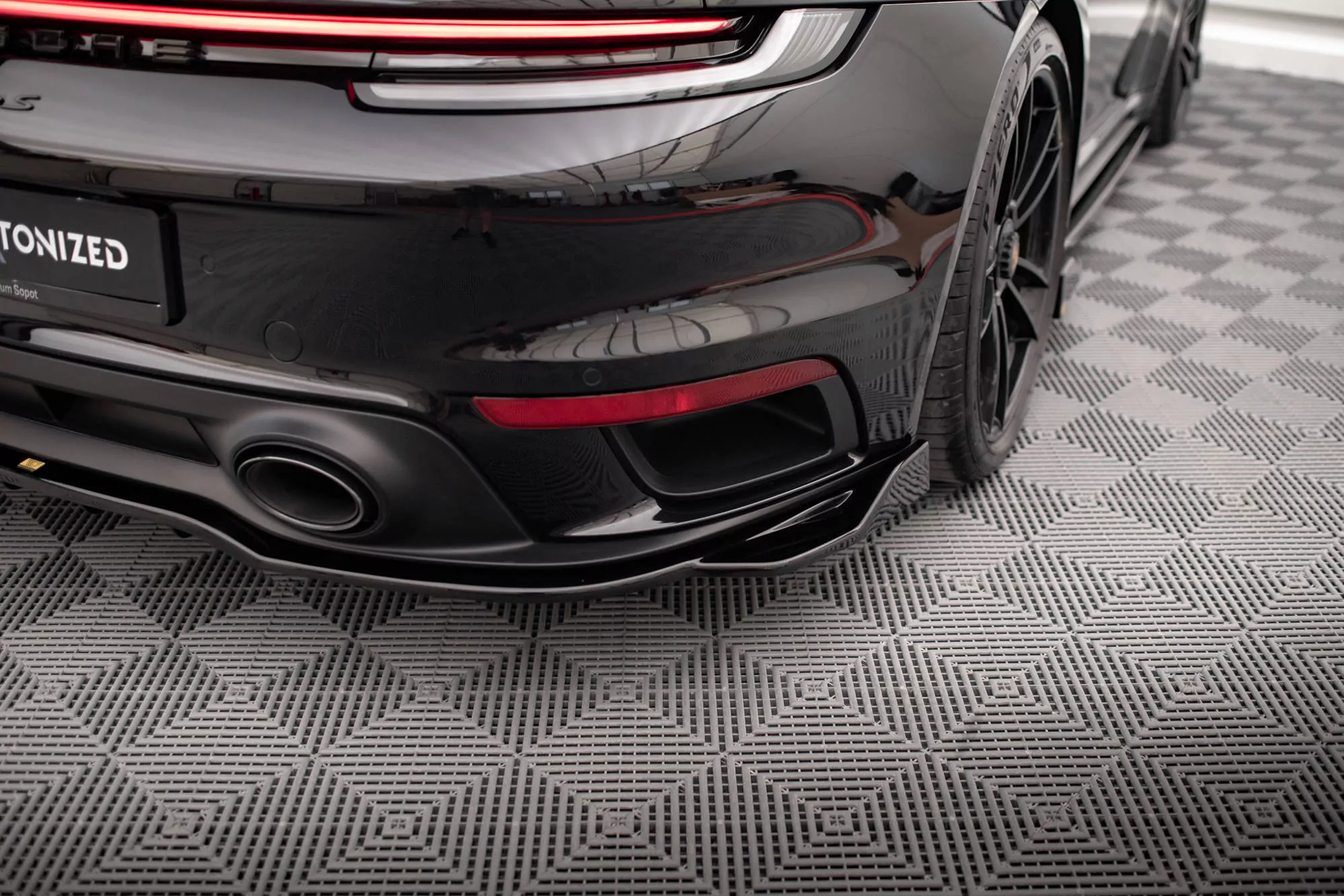 Hinten Splitter (mit Einem Vertikalem Balken) Porsche 911 Turbo S 992 Schwarz Hochglanz