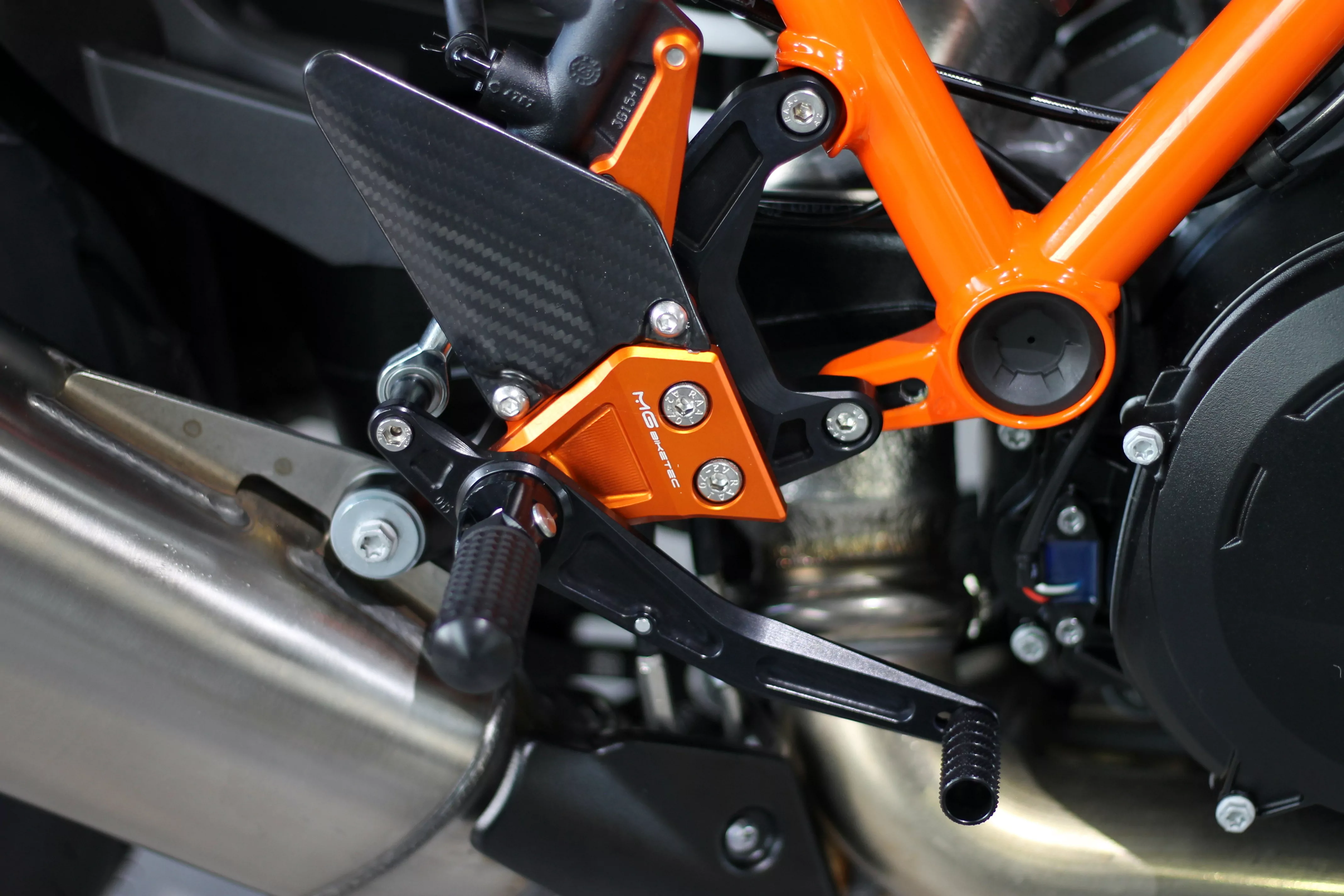 MG Biketec Sportfussrastenanlage / Rastenanlage / Fußrastenanlage mit ABE, gültig in D - A - CH für KTM 1290 Super Duke R / RR / EVO ab 2020
