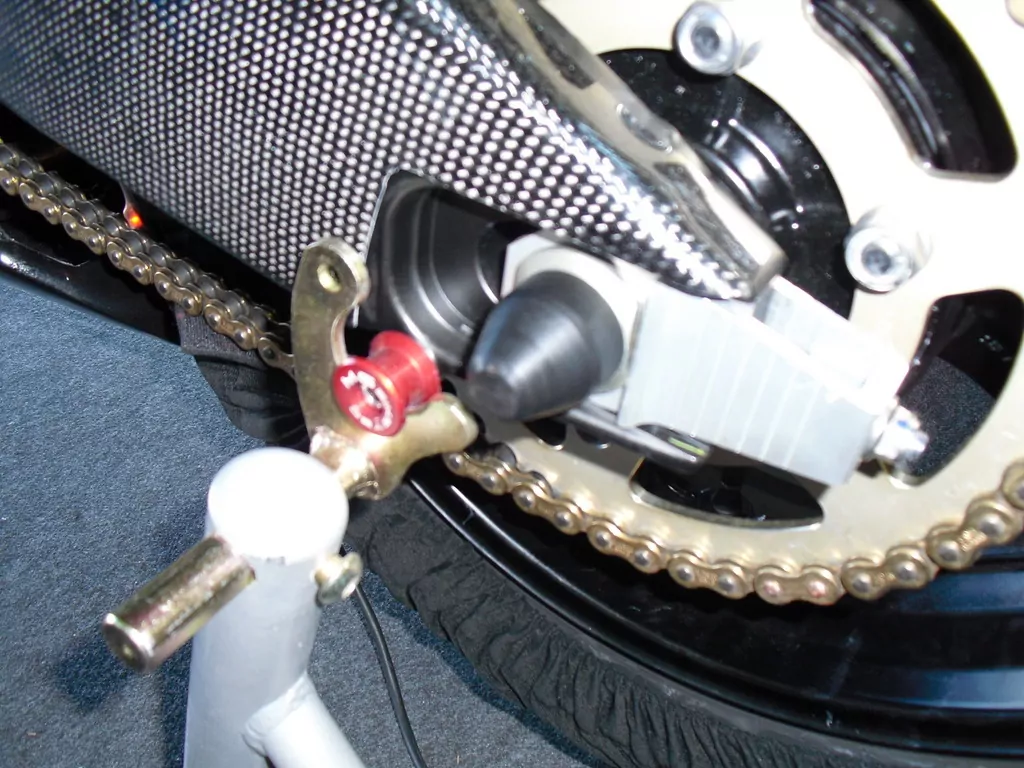 MG Biketec Sturzprotektoren / Protektor - Schwinge für Yamaha YZF-R6 ab 2006-2007