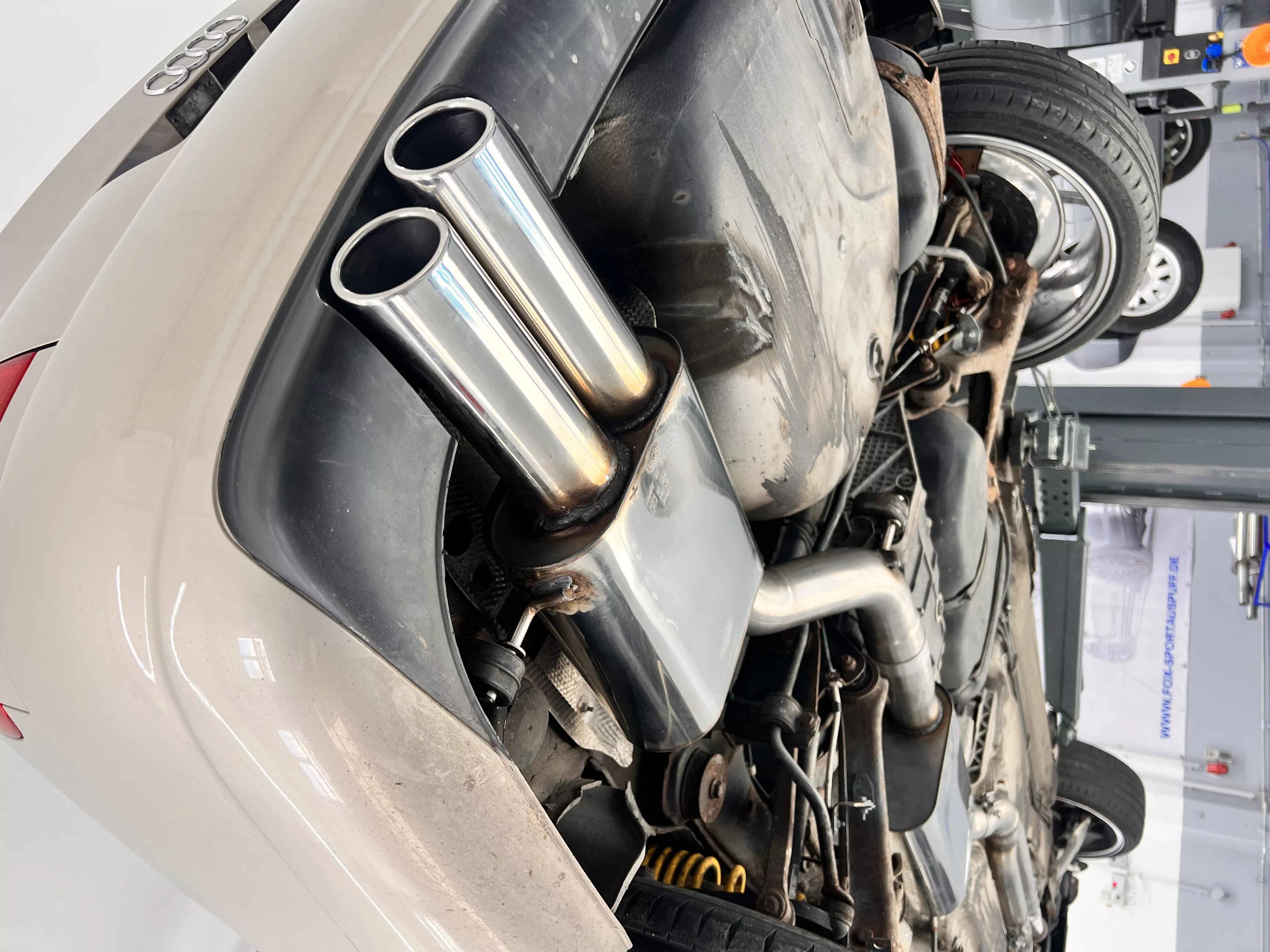 Audi S4 B5  Endschalldämpfer - 2x88x74 Typ 32 seitlich versetzt