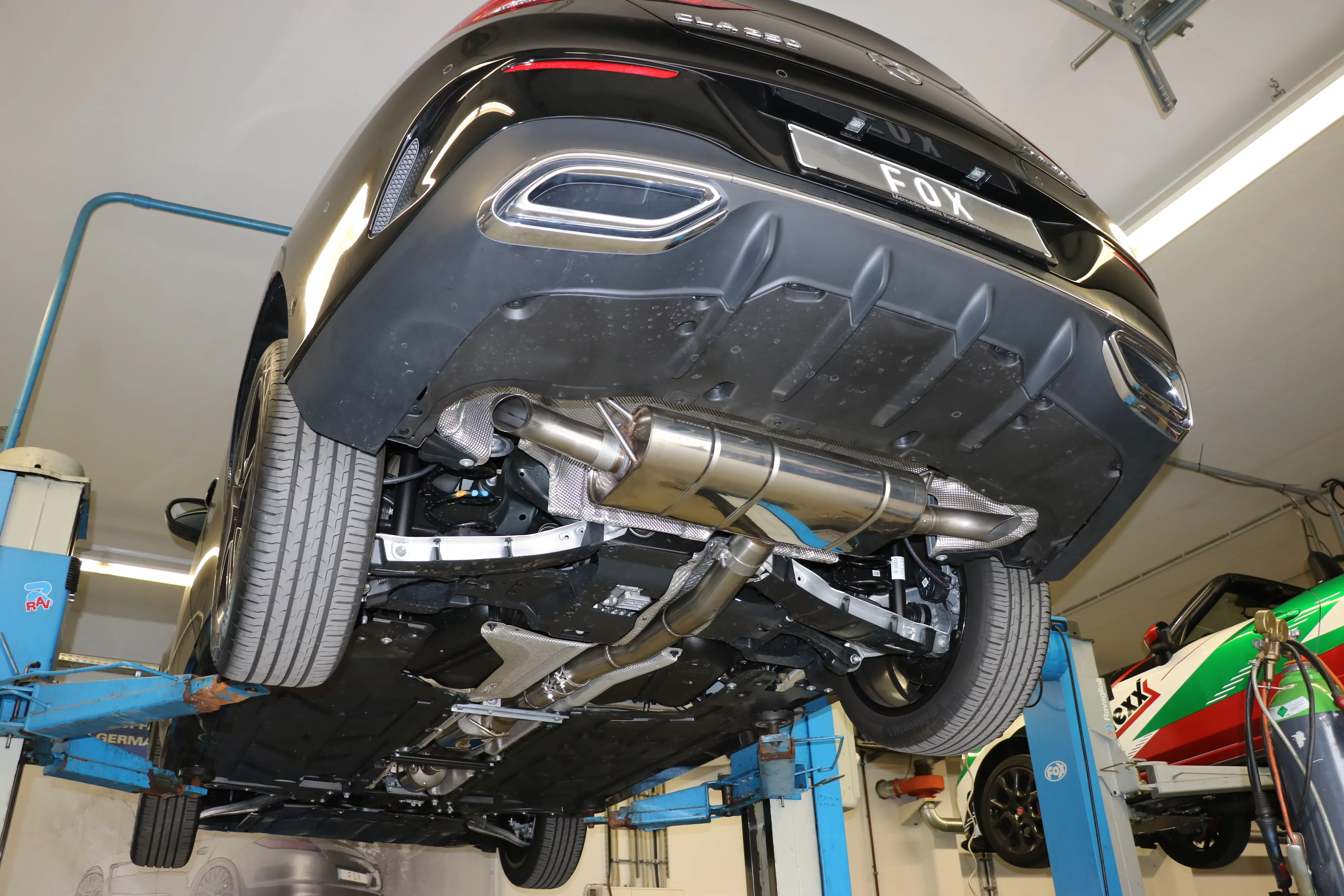 Mercedes CLA 220/250 Frontantrieb & 4matic  - 118  Endschalldämpfer quer Ausgang rechts/links - Ausgang der Endrohre hinter der Stoßstange