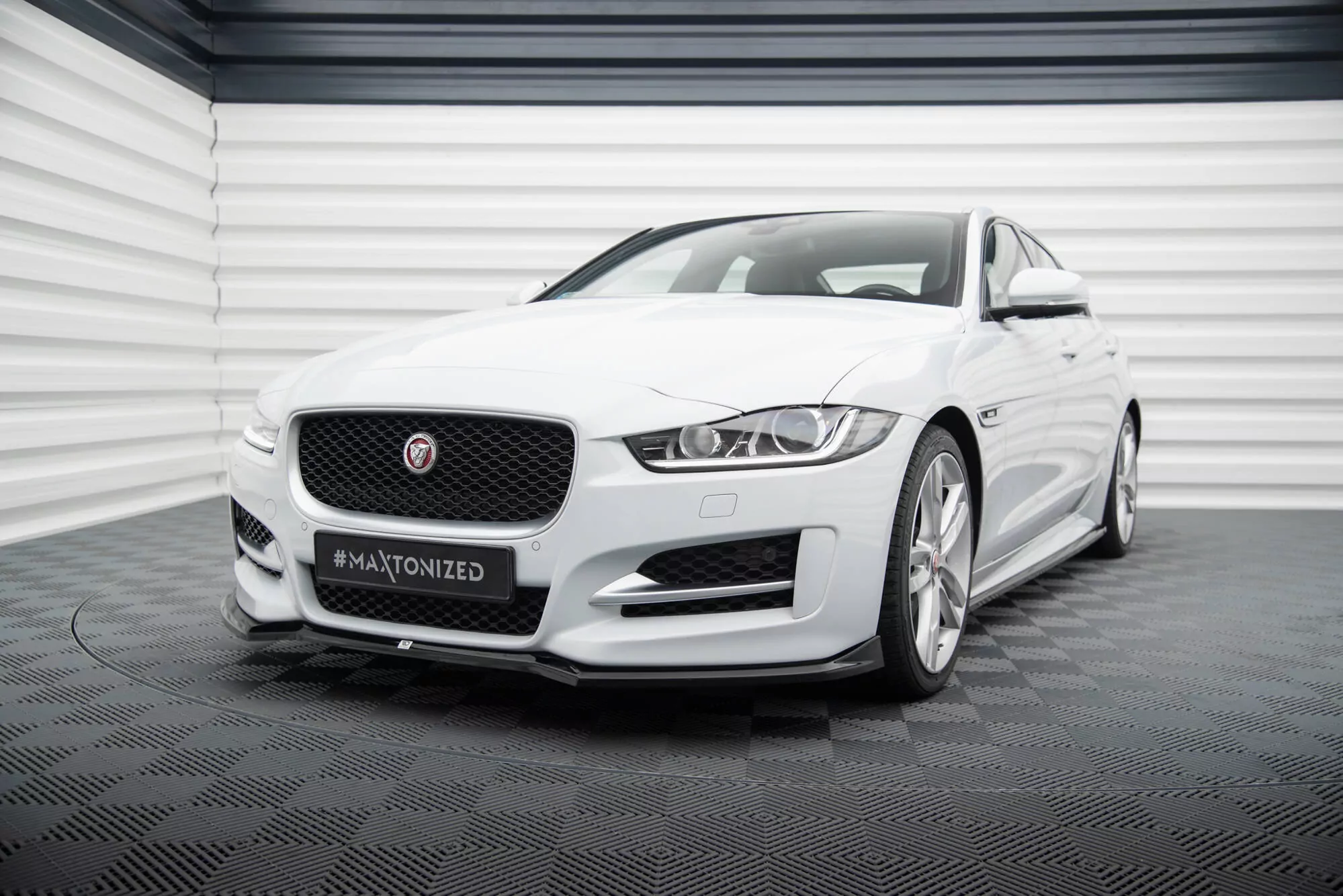 Front Ansatz V.1 Für Jaguar XE R-Sport X760 Schwarz Hochglanz