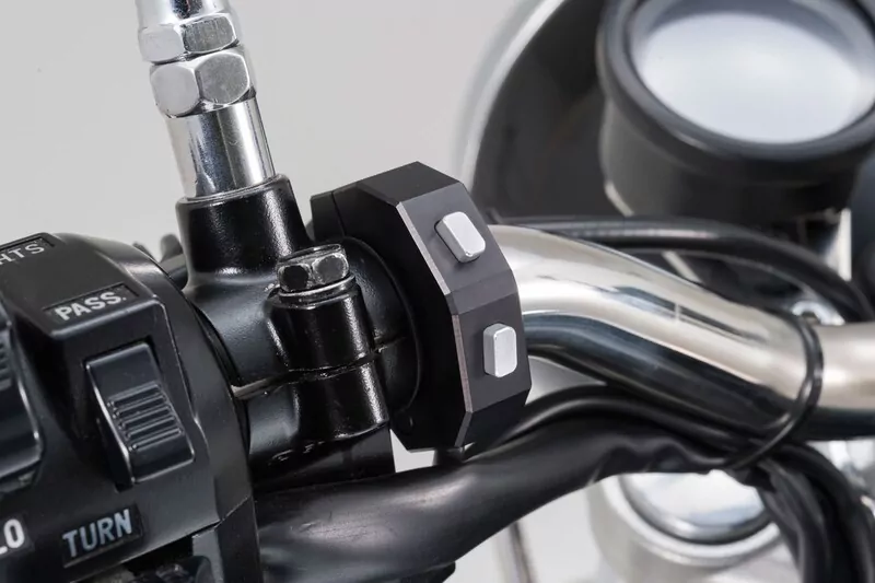 DAYTONA Externe CNC Tasterarmatur mit 2 Taster, schwarz, für 7/8 & 1 Zoll Lenker