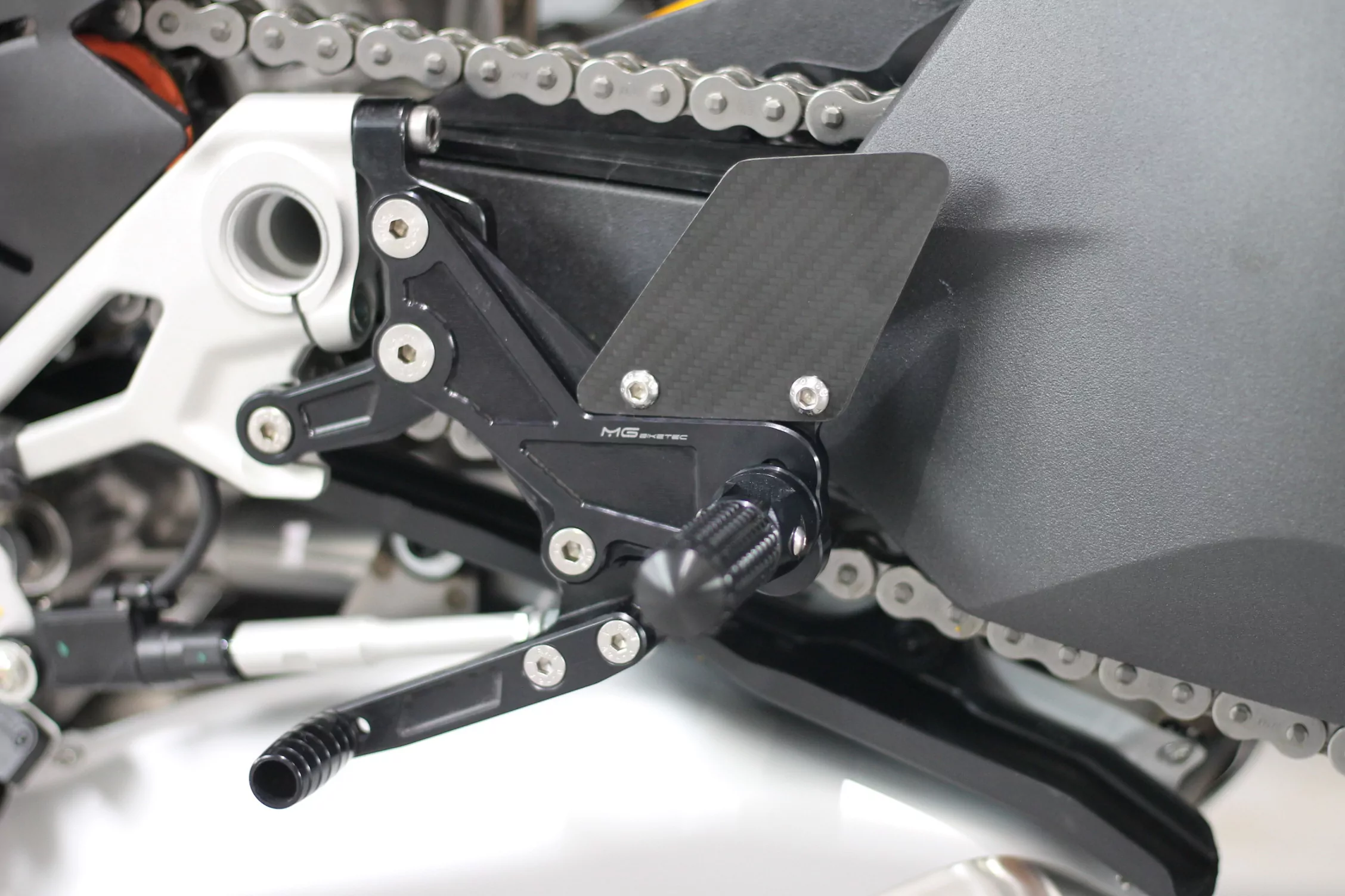 MG Biketec Sportfussrastenanlage / Rastenanlage / Fußrastenanlage mit ABE, gültig in D - A - CH für Ducati Streetfighter V4 / V4 S ab 2020