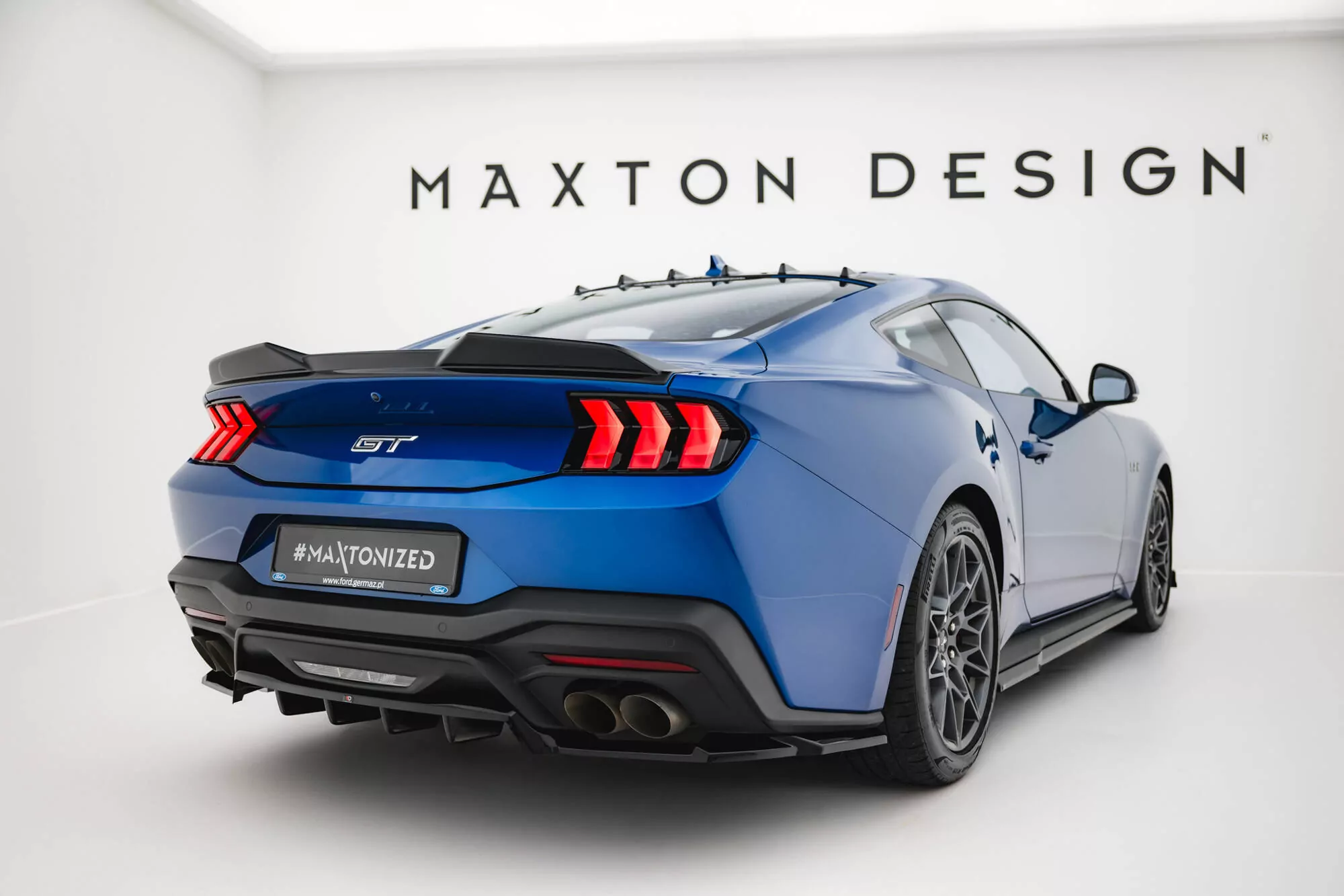 Hinten Splitter (mit Einem Vertikalem Balken) Ford Mustang GT Mk7 Schwarz Hochglanz