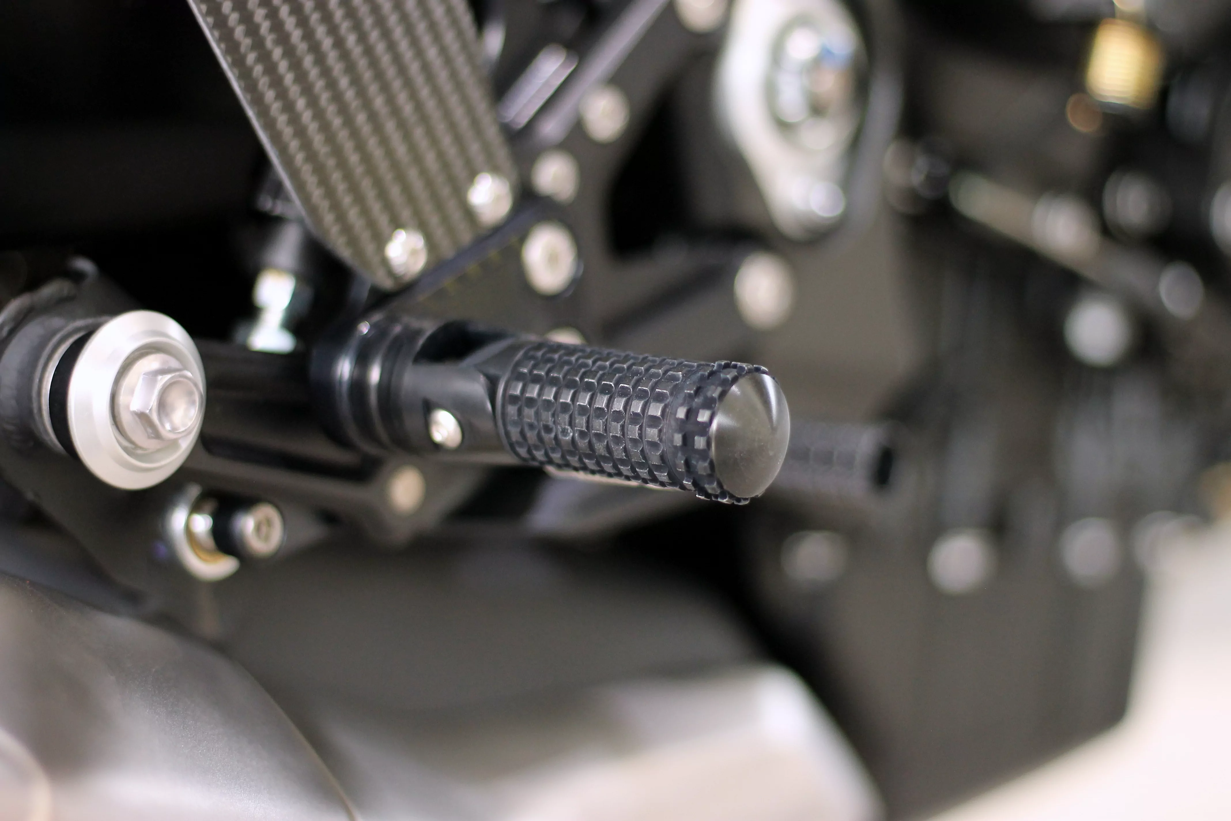 MG Biketec Sportfussrastenanlage / Rastenanlage / Fußrastenanlage mit ABE, gültig in D - A - CH für Triumph Street Triple 765 S / R / RS ab 2023