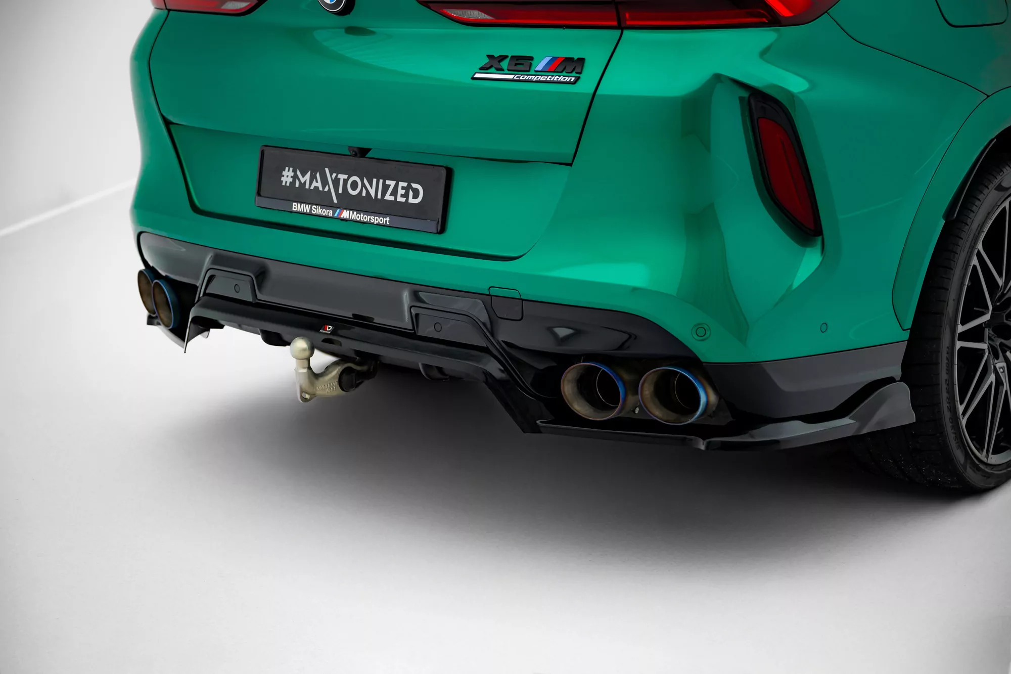 Hinten Splitter (mit Einem Vertikalem Balken) BMW X6 M F96 Facelift Schwarz Hochglanz