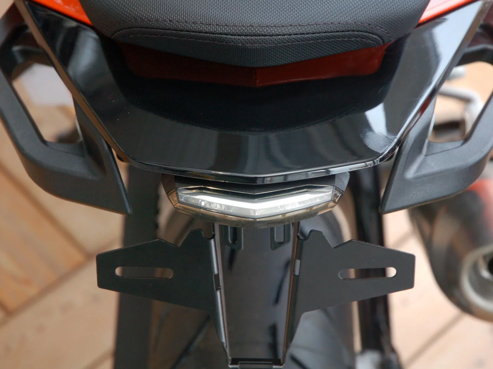 Kennzeichenhalter IQ1 für KTM 690 DUKE (2012-2019) mit Rücklicht hexagonal
