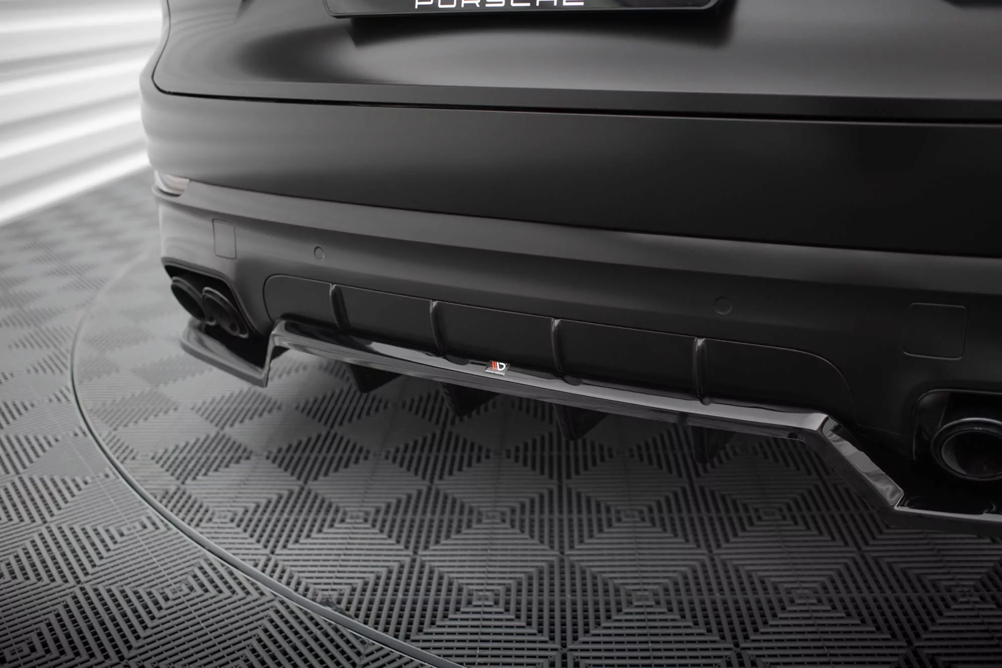 Hinten Splitter (mit Einem Vertikalem Balken) Porsche Cayenne Sport Design Mk3 Schwarz Hochglanz