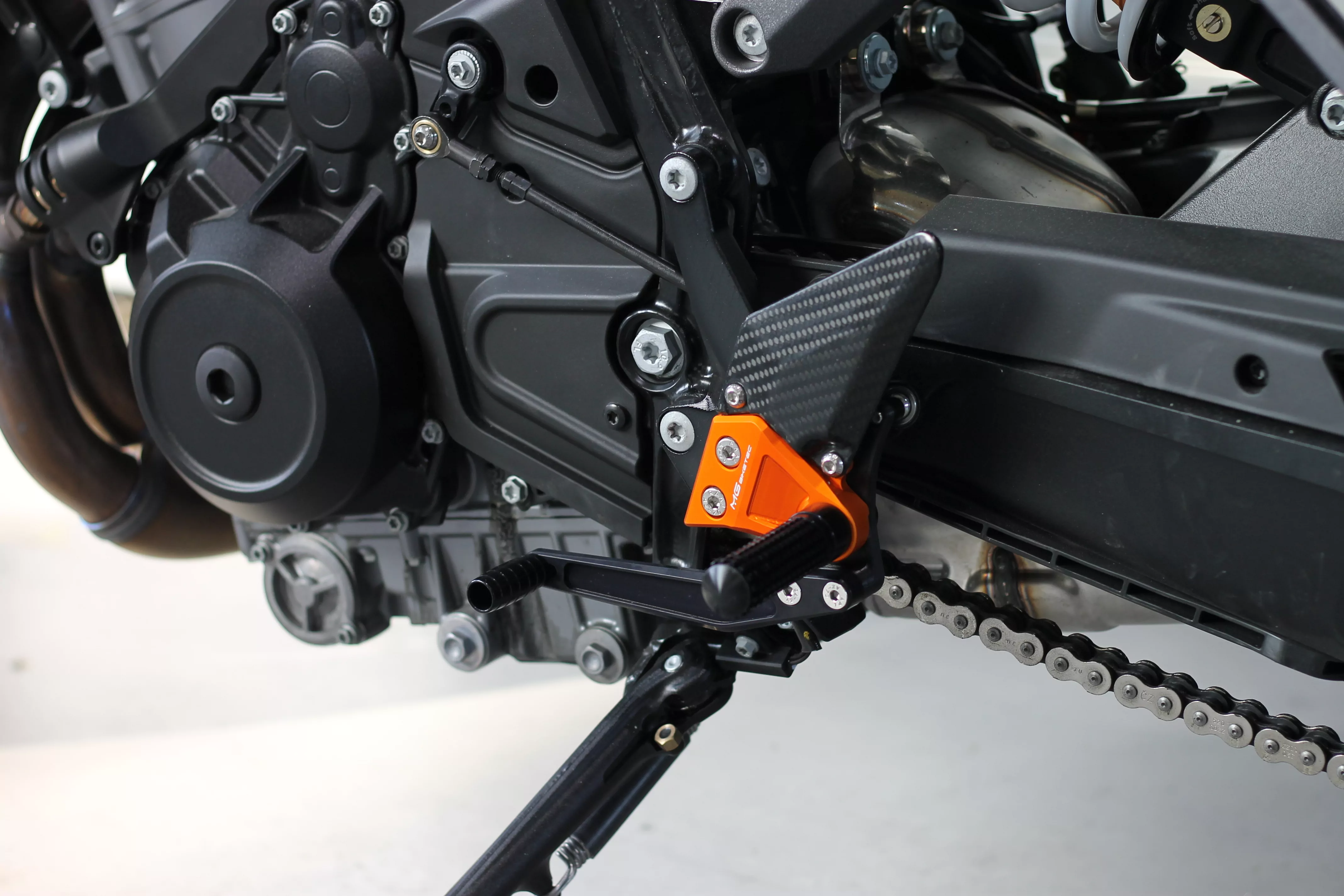 MG Biketec Sportfussrastenanlage / Rastenanlage / Fußrastenanlage mit ABE, gültig in D - A - CH für KTM 990 Duke ab 2024