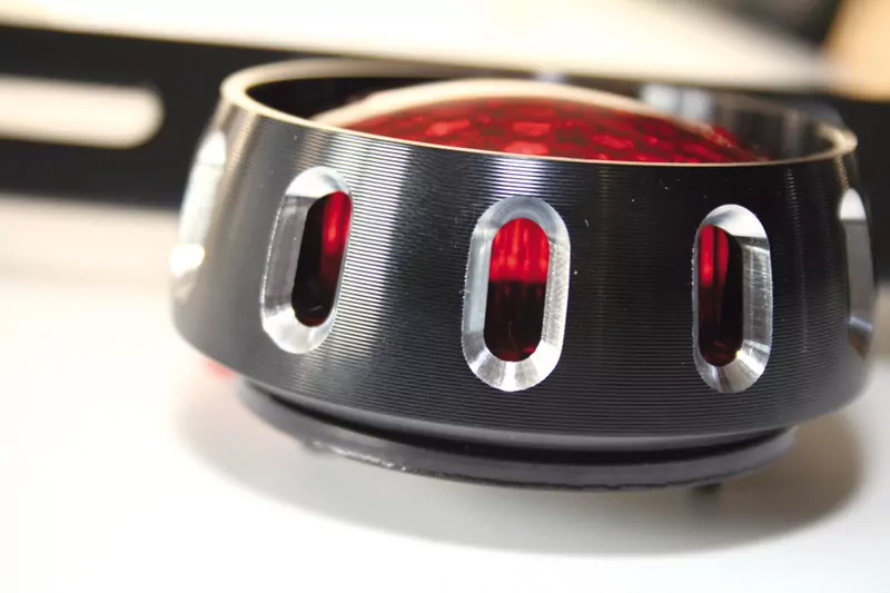 SHIN YO MILES LED Rücklicht, schwarzes Gehäuse, rotes Glas E-geprüft