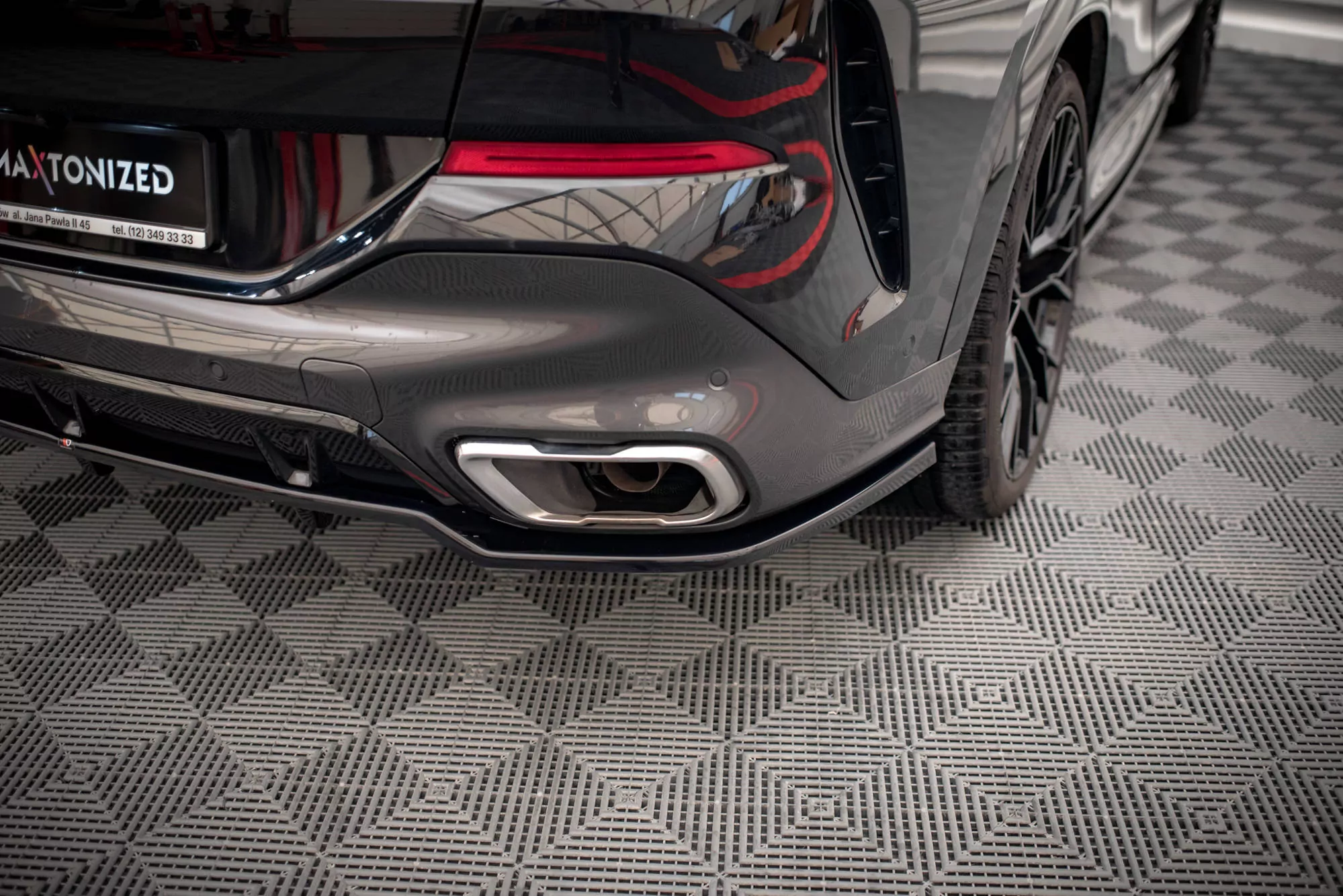 Hinten Splitter (mit Einem Vertikalem Balken) V.2 BMW X6 M-Paket G06 Schwarz Hochglanz