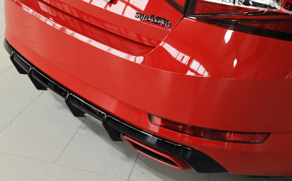 Rieger Heckeinsatz (für gesteckte AHK) glanz schwarz für Skoda Superb III (3T/3V) Combi 08.19- (ab Facelift 2)