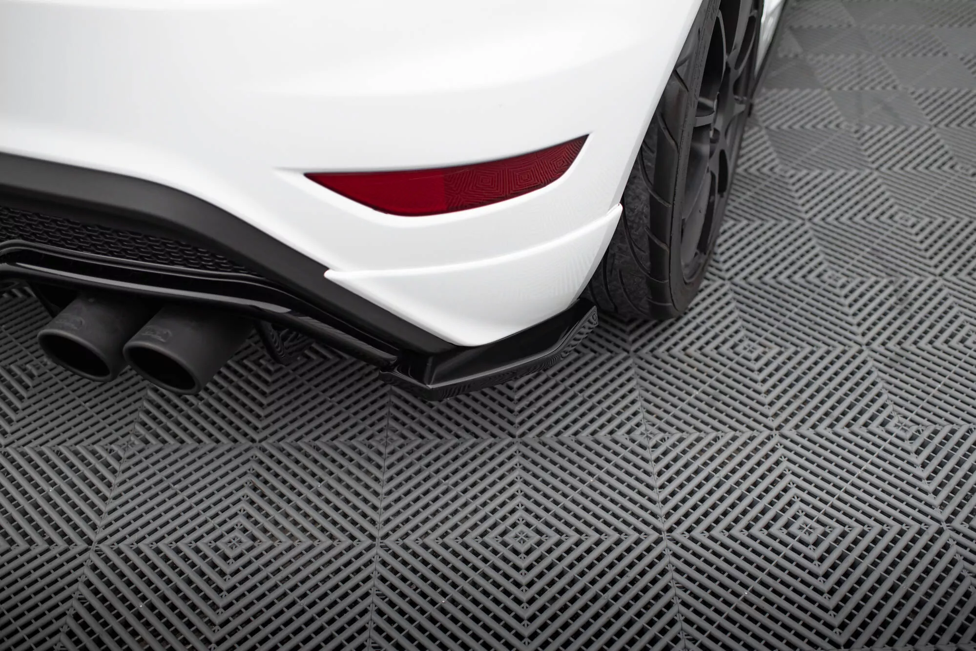 Heck Ansatz Flaps Diffusor V.3 Für Ford Fiesta ST Mk7 Facelift Schwarz Hochglanz