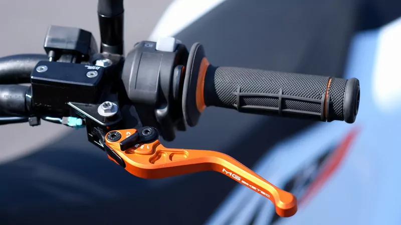 MG Biketec Behälterdeckel- Kupplungsflüssigkeit für KTM 690 Duke ab 2014-2015