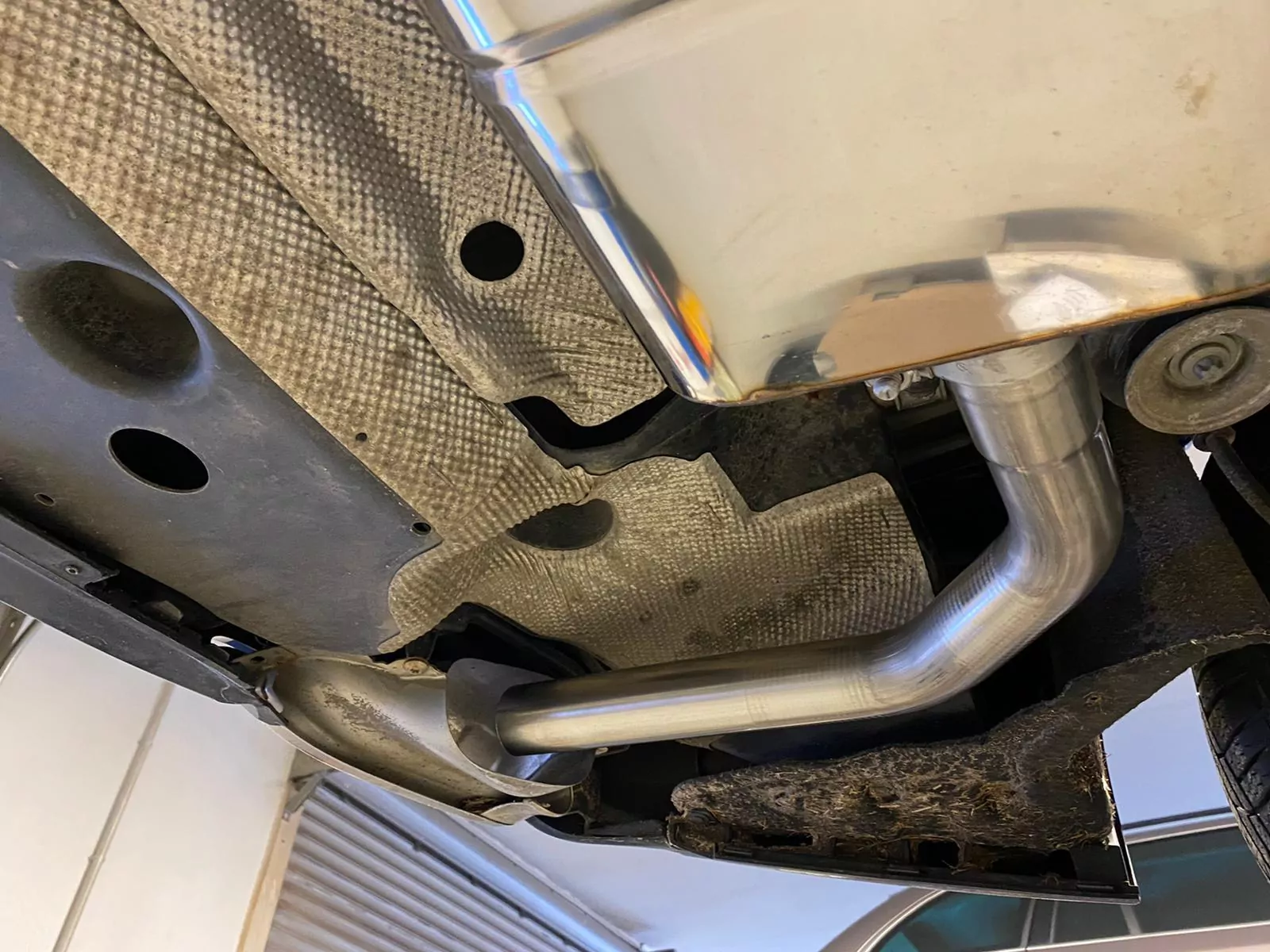 Mercedes CLA - C117/ X117 - AMG 45/ AMG-Line - 4-matic  Endschalldämpfer quer Ausgang rechts/links für Modelle mit AMG45 oder AMG-Line Endrohre - Endrohre in originaler Stoßstange