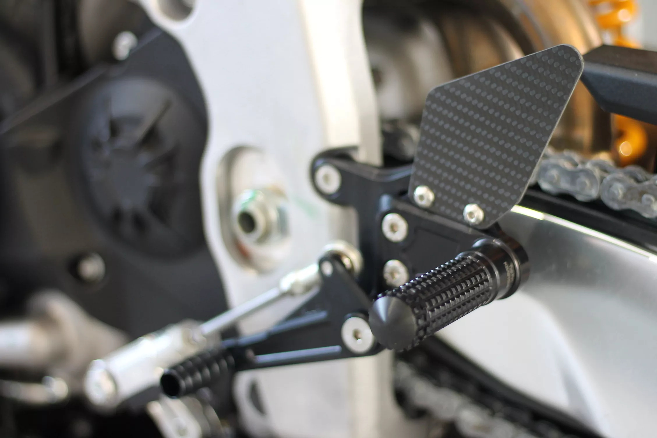 MG Biketec Sportfussrastenanlage / Rastenanlage / Fußrastenanlage mit ABE, gültig in D - A - CH für Aprilia RSV4 1100 / Factory ab 2021