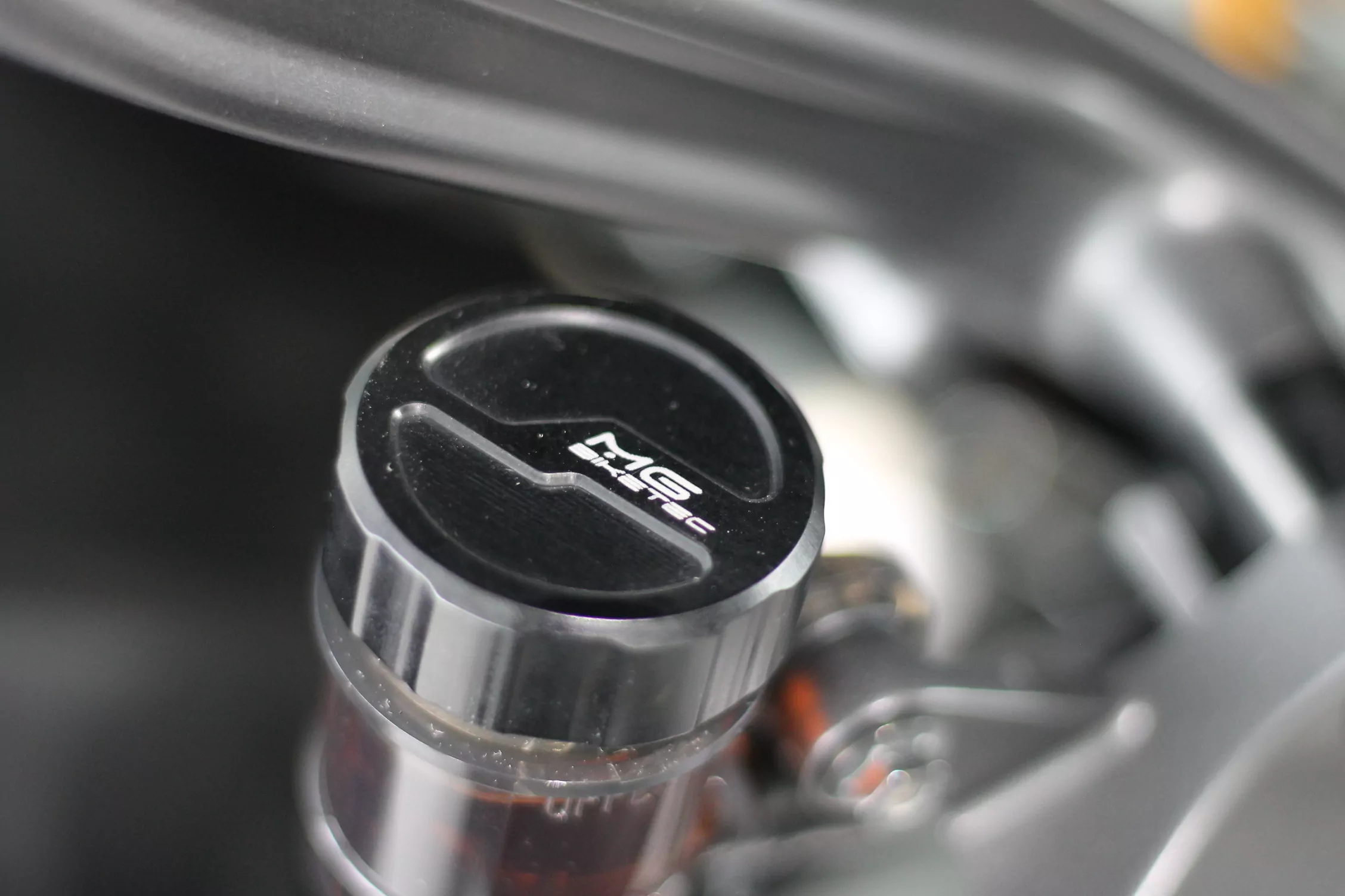 MG Biketec Behälterdeckel- Bremsflüssigkeit hinten für Aprilia RSV 1000 Mille / R ab 1999-2003