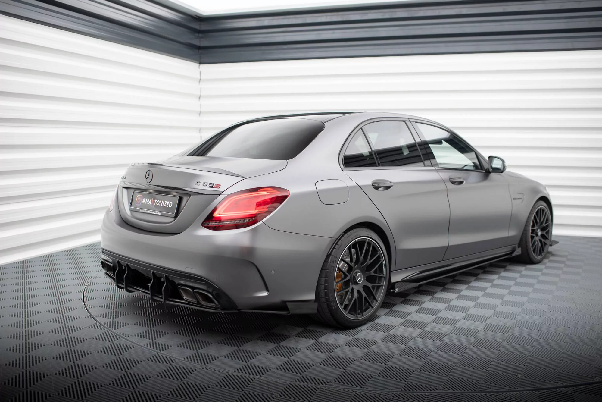Hintere Seiten Flaps Für Mercedes-AMG C63 Limousine / Kombi W205 Facelift Schwarz Hochglanz
