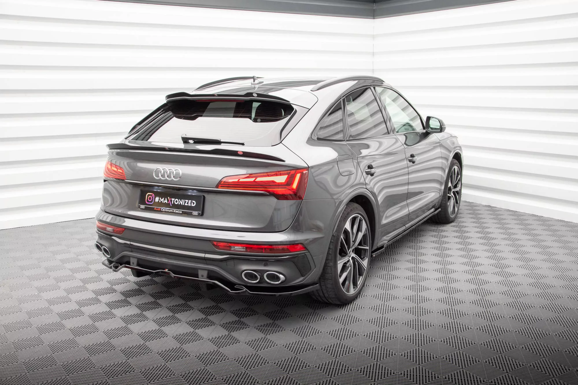 Hinten Splitter (mit Einem Vertikalem Balken) Audi SQ5 / Q5 S-Line Sportback Mk2 Facelift Schwarz Hochglanz