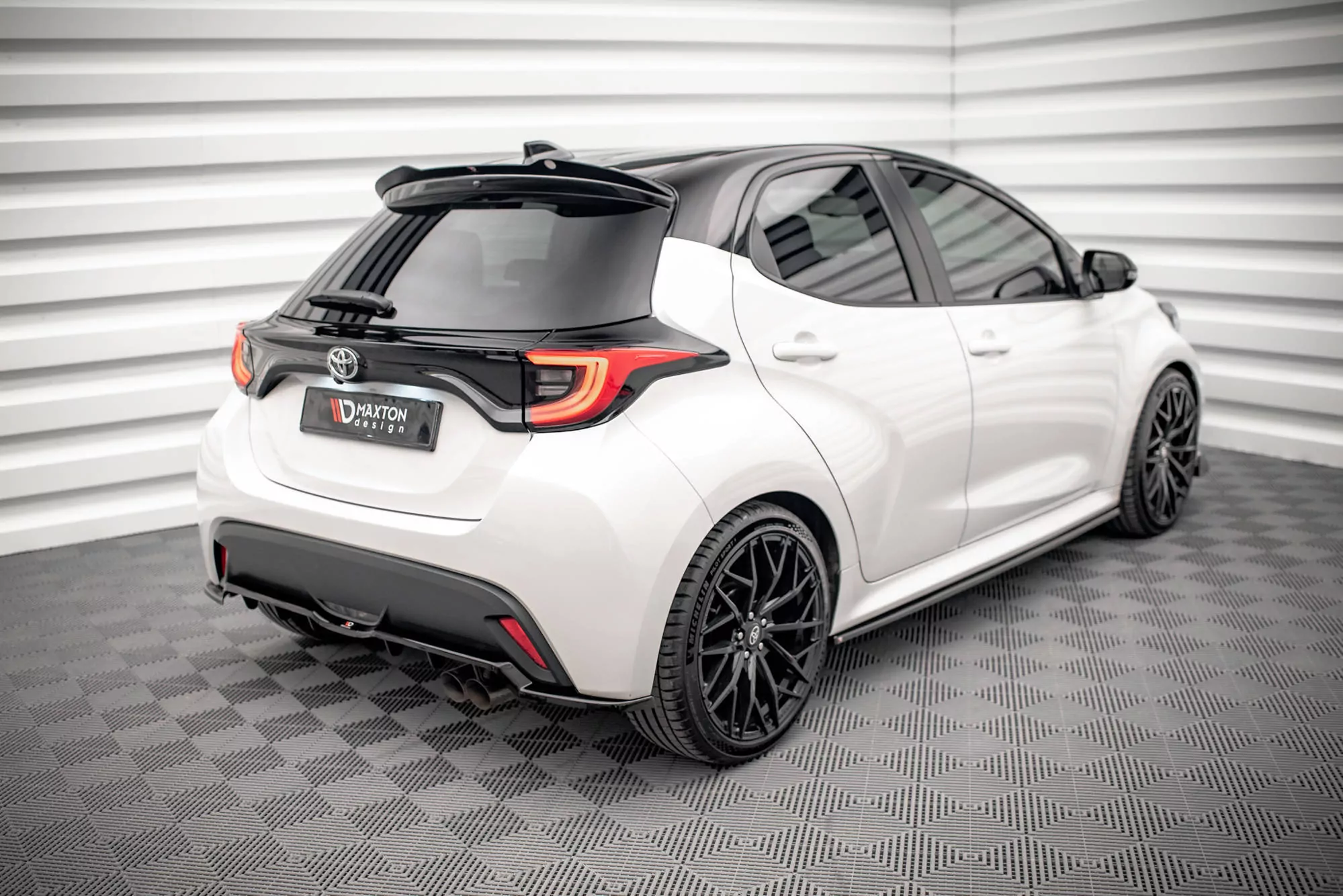 Hinten Splitter (mit Einem Vertikalem Balken) V.2 Toyota Yaris Mk4 Schwarz Hochglanz