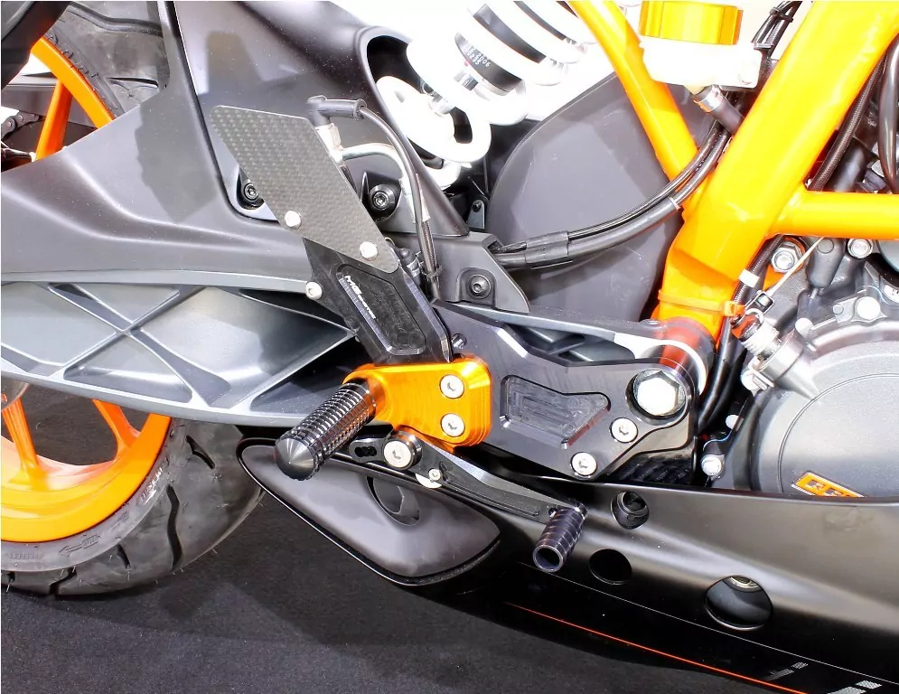 MG Biketec Sportfussrastenanlage / Rastenanlage / Fußrastenanlage mit ABE, gültig in D - A - CH für KTM 125 Duke ab 2020-2023