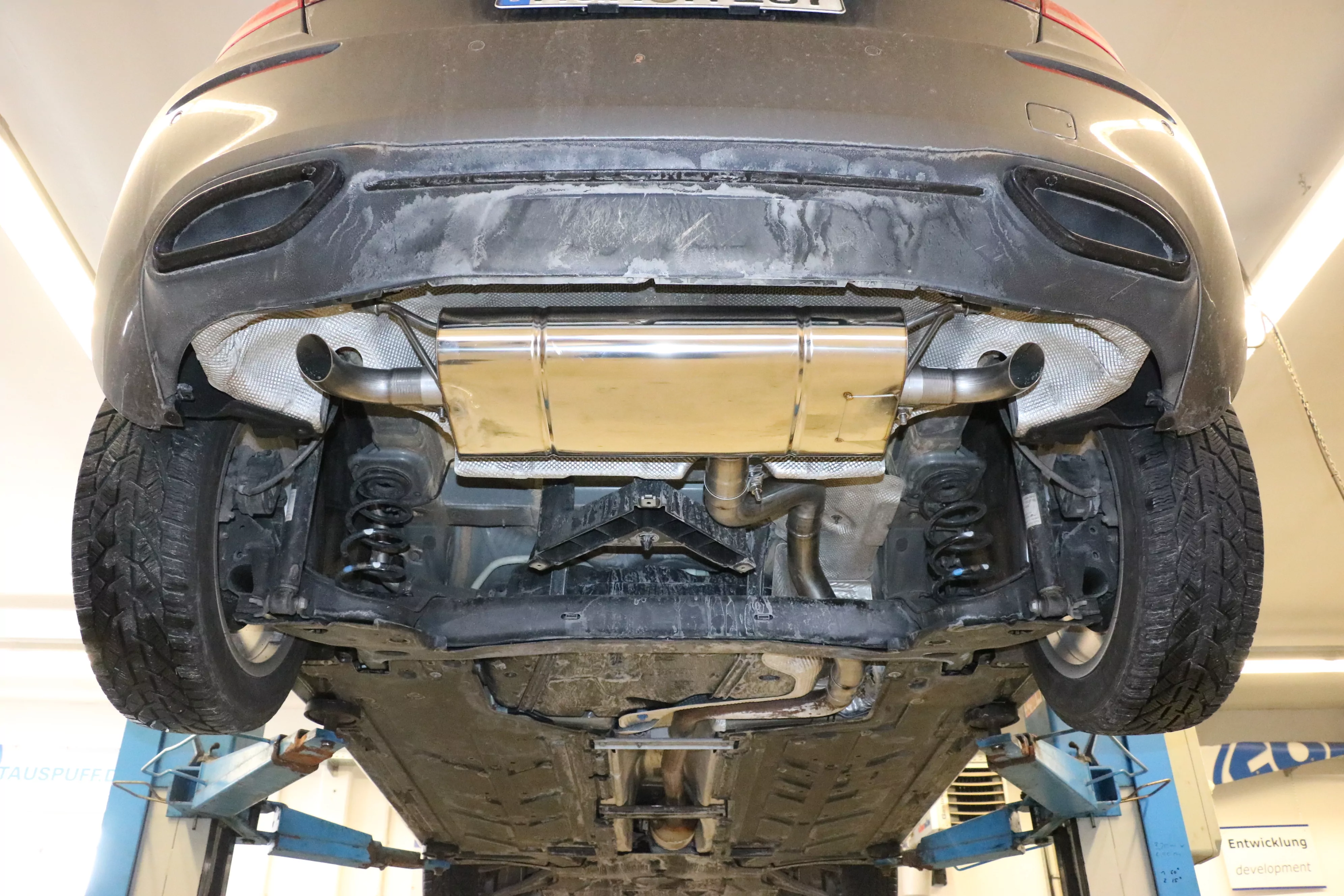 Mercedes A-Klasse - 177 - Starre Hinterachse  Endschalldämpfer quer Ausgang rechts/links