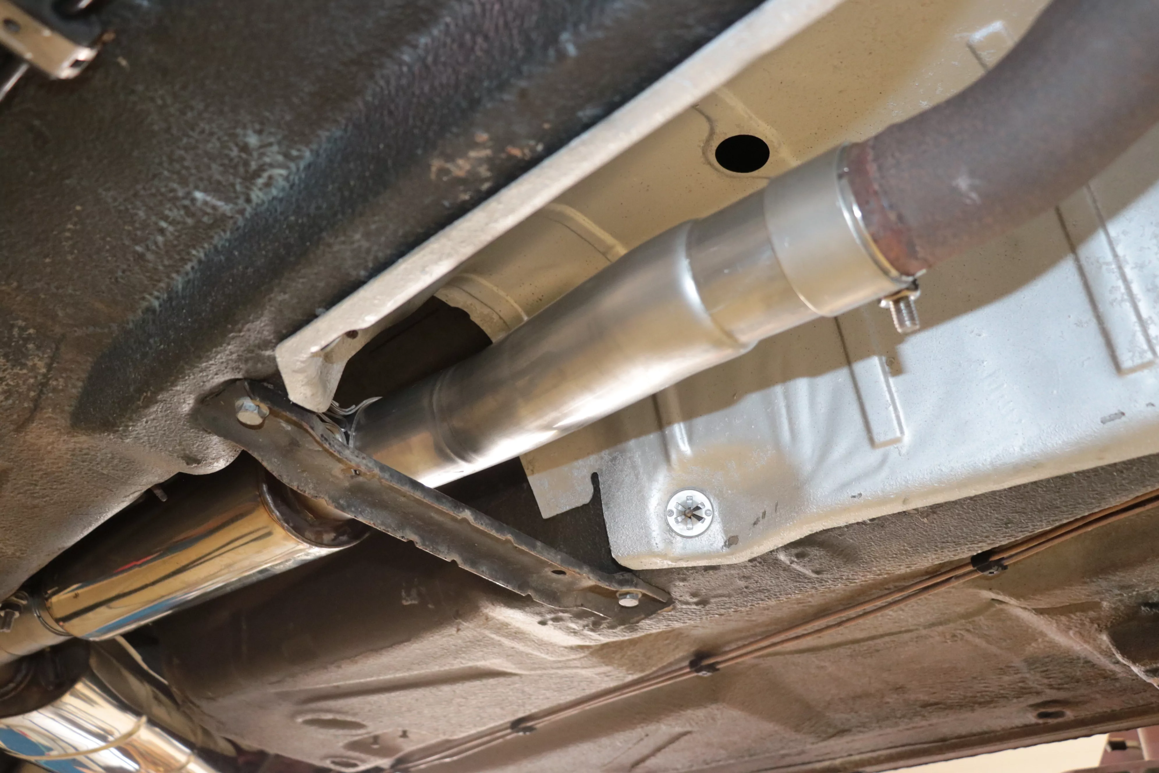 Audi 80/90 - Typ 89, B3, B4 - Limousine/ Coupe/ Cabrio  Verbindungsrohr zum Kat für AU011000-VSD