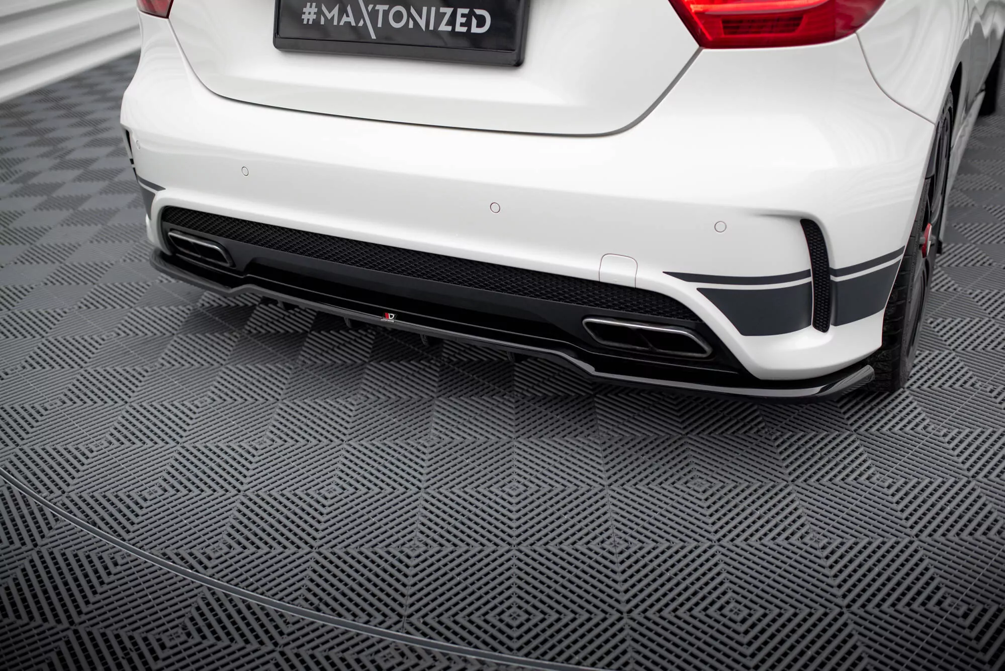 Hinten Splitter (mit Einem Vertikalem Balken) Mercedes-Benz A45 AMG W176 Schwarz Hochglanz