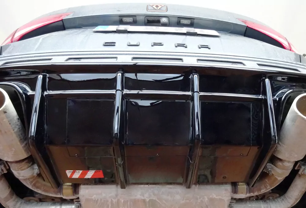 Rieger Heckeinsatz (für Fzg. mit AHK) glanz schwarz für Seat Ateca Cupra (5FP)  09.18-07.20 (bis Facelift)