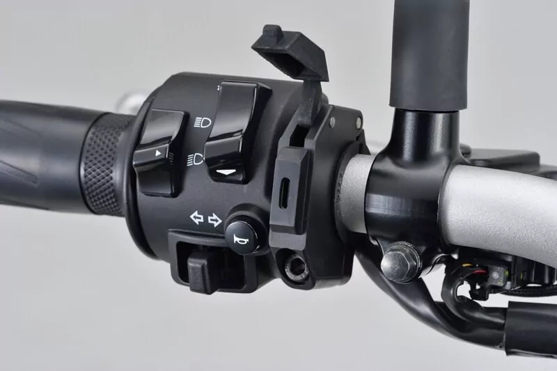 DAYTONA SLIM 1-fach USB Typ C Steckdose, zur Lenkermontage, 5V/ 3A, 9V/ 2A,12V/1,5A