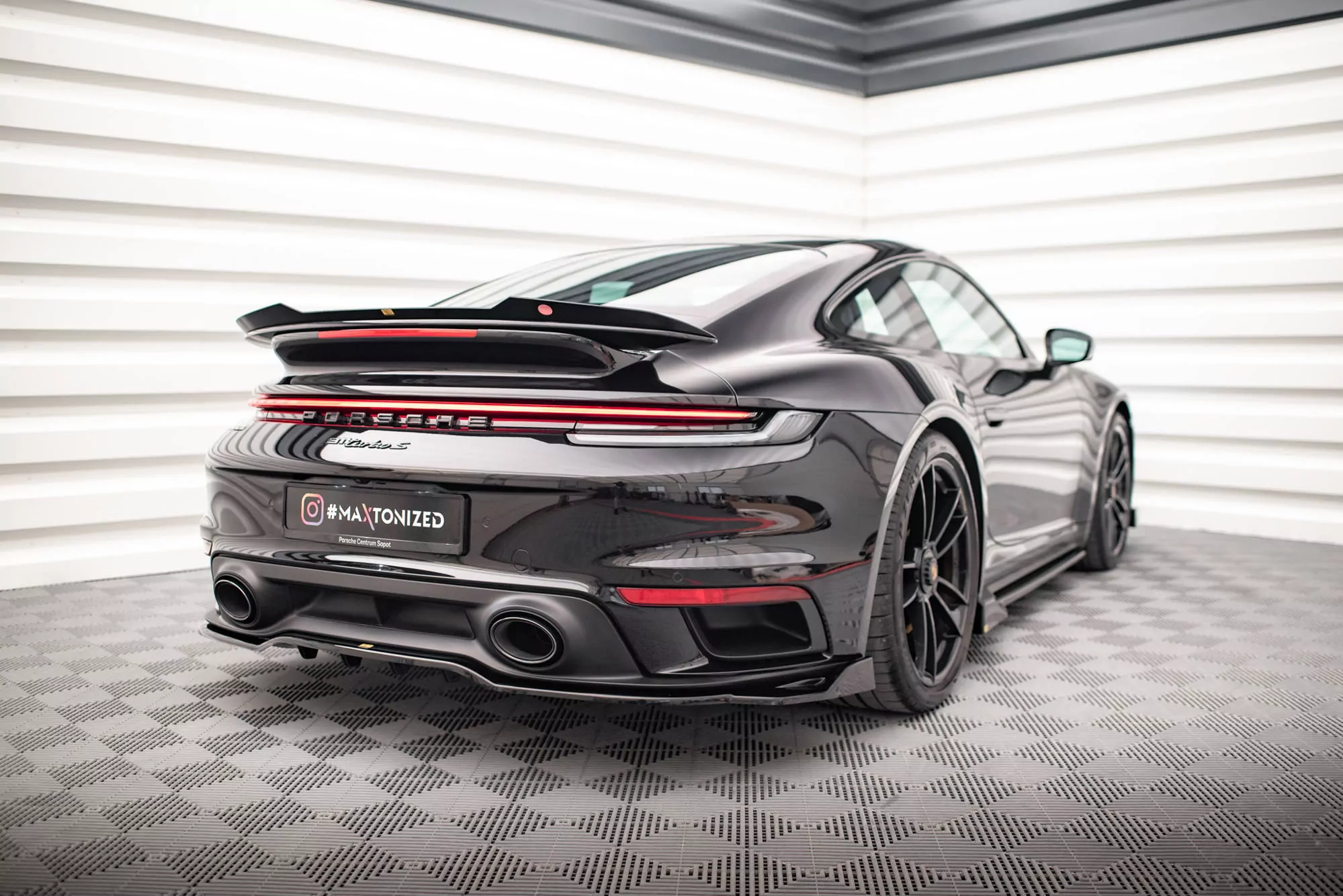 Hinten Splitter (mit Einem Vertikalem Balken) Porsche 911 Turbo S 992 Schwarz Hochglanz