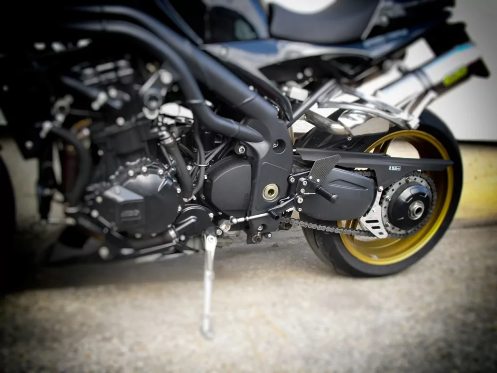 MG Biketec Sportfussrastenanlage / Rastenanlage / Fußrastenanlage mit ABE, gültig in D - A - CH für Triumph Speed Triple 1050 ab 2005-2007