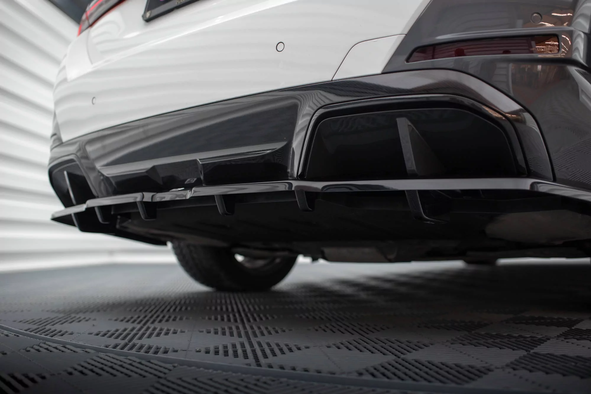 Hinten Splitter (mit Einem Vertikalem Balken) V.1 BMW I4 M-Paket G26 Schwarz Hochglanz