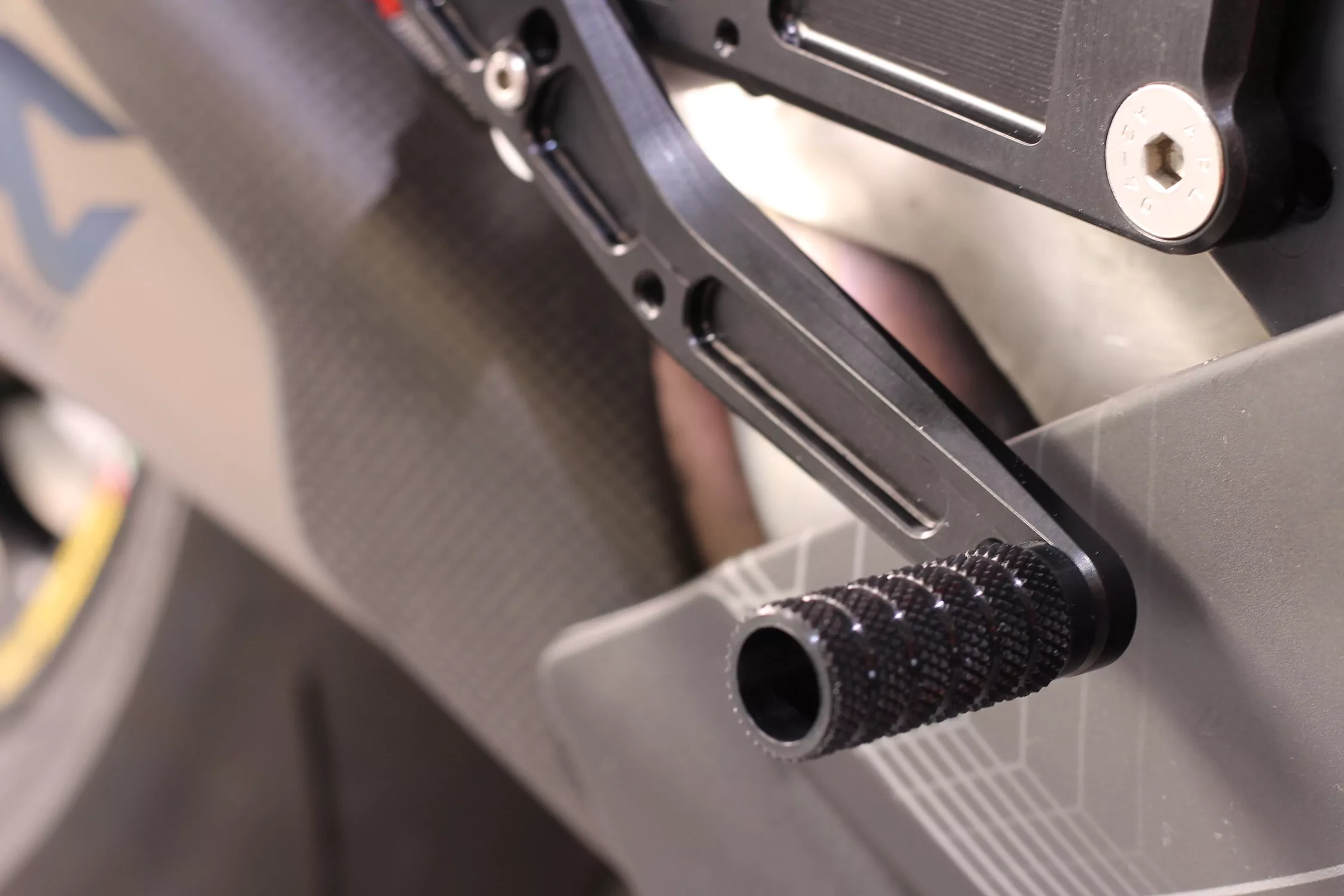 MG Biketec Sportfussrastenanlage / Rastenanlage / Fußrastenanlage mit ABE, gültig in D - A - CH für Ducati Panigale V4 ab 2021