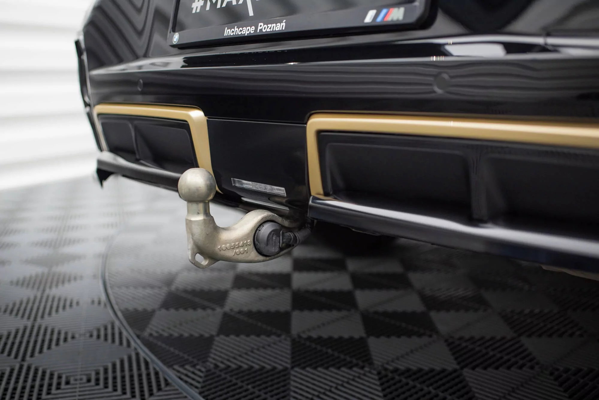 Hinten Splitter (mit Einem Vertikalem Balken) BMW XM G09 Schwarz Hochglanz