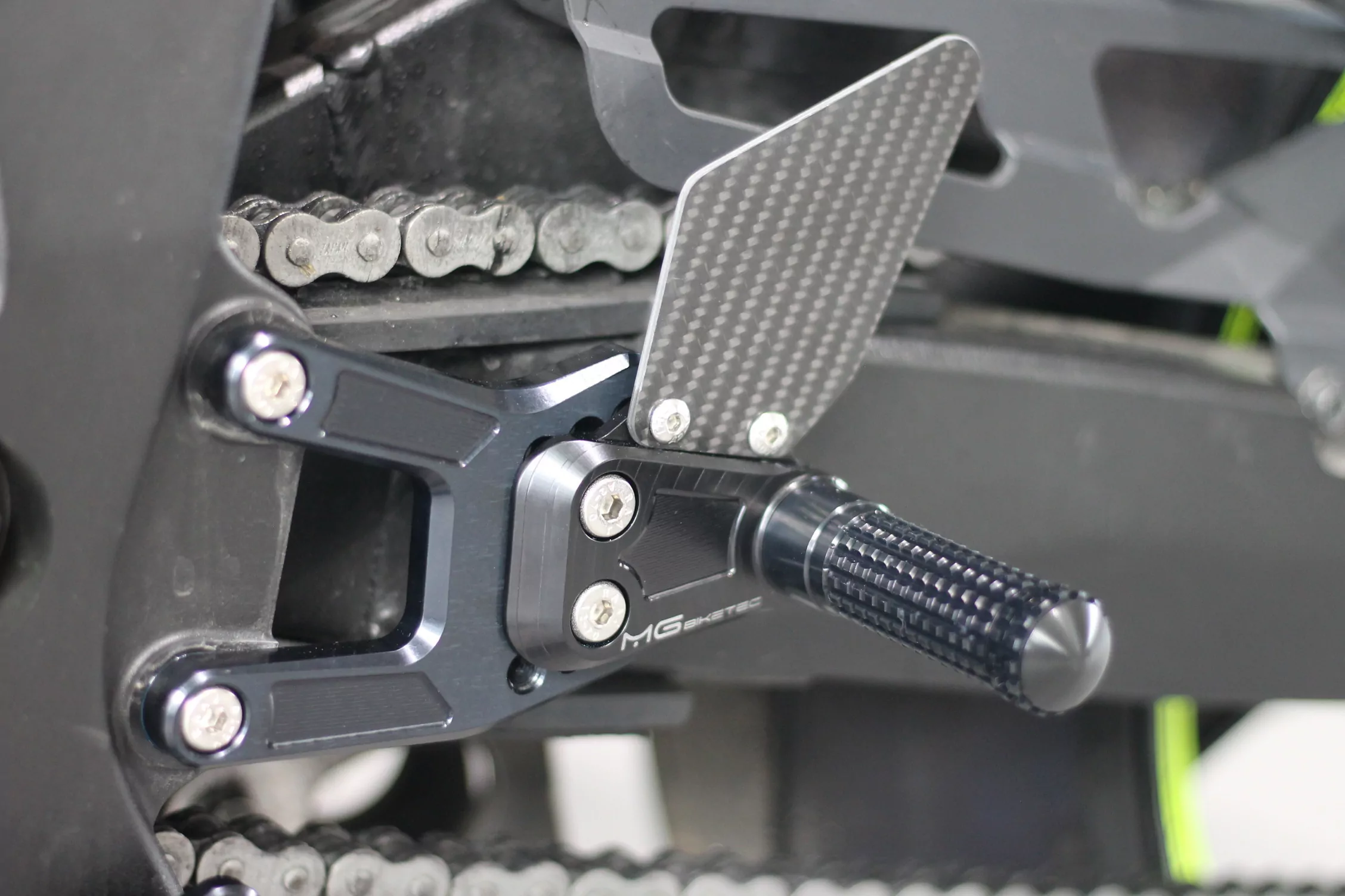 MG Biketec Sportfussrastenanlage / Rastenanlage / Fussrastenanlage mit ABE, gültig in D - A - CH für Suzuki GSX-R 1000 / R ab 2017