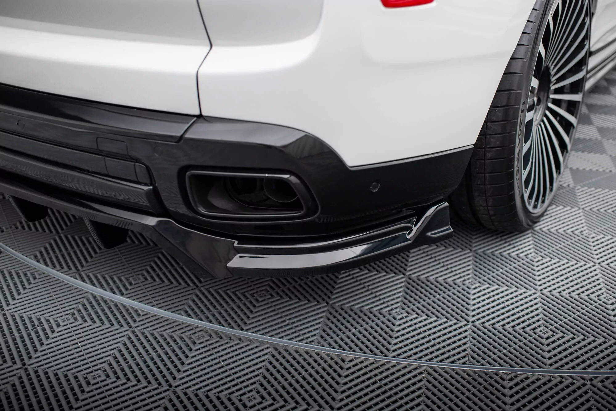 Hinten Splitter (mit Einem Vertikalem Balken) Rolls Royce Cullinan Schwarz Hochglanz