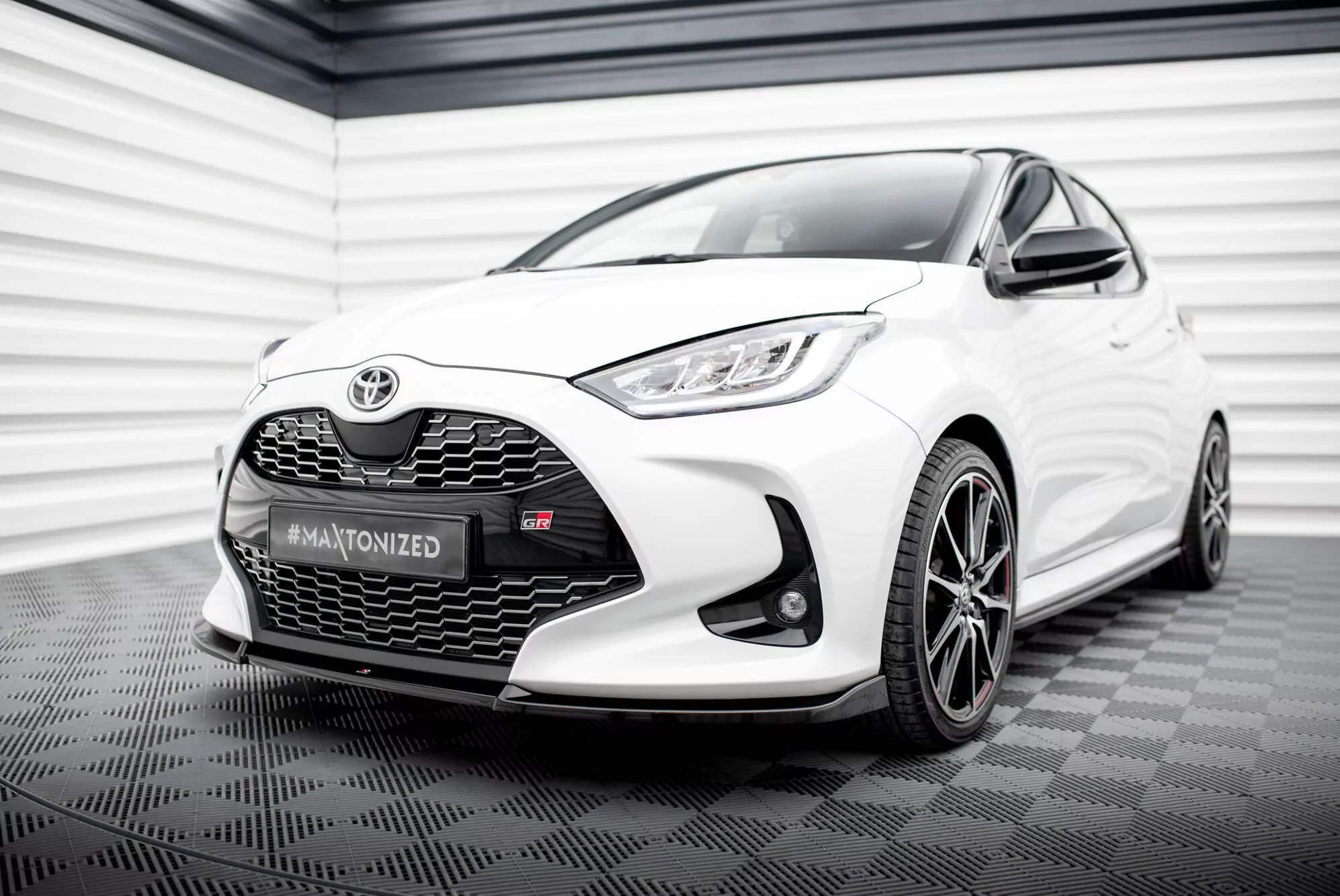 Front Ansatz V.3 Für Toyota Yaris Mk4 Schwarz Hochglanz