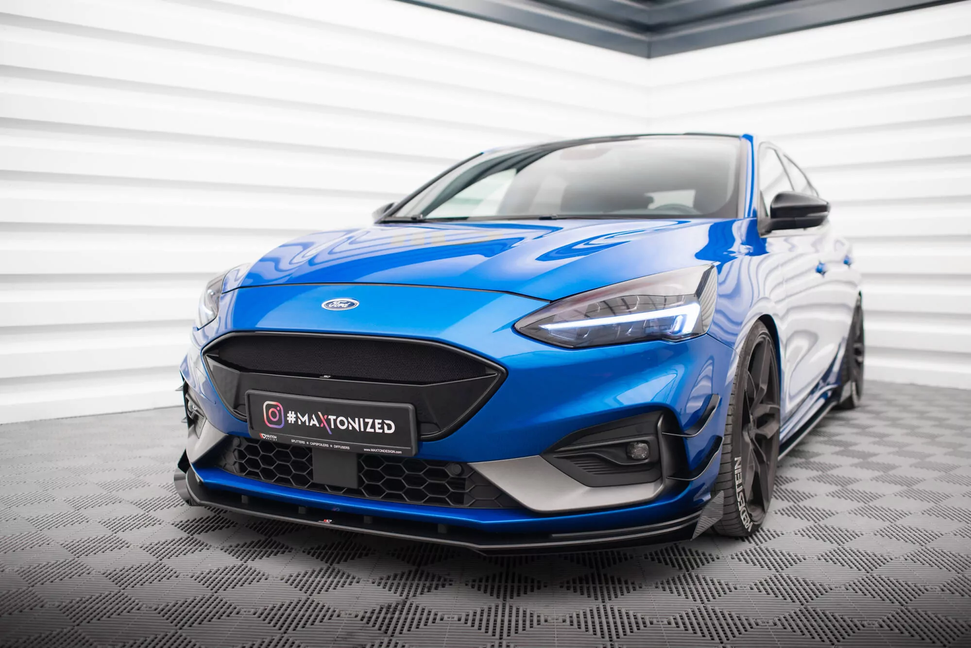 Robuste Racing Front Ansatz Passend Für + Flaps Passend Für Ford Focus ST / ST-Line Mk4 Schwarz Hochglanz