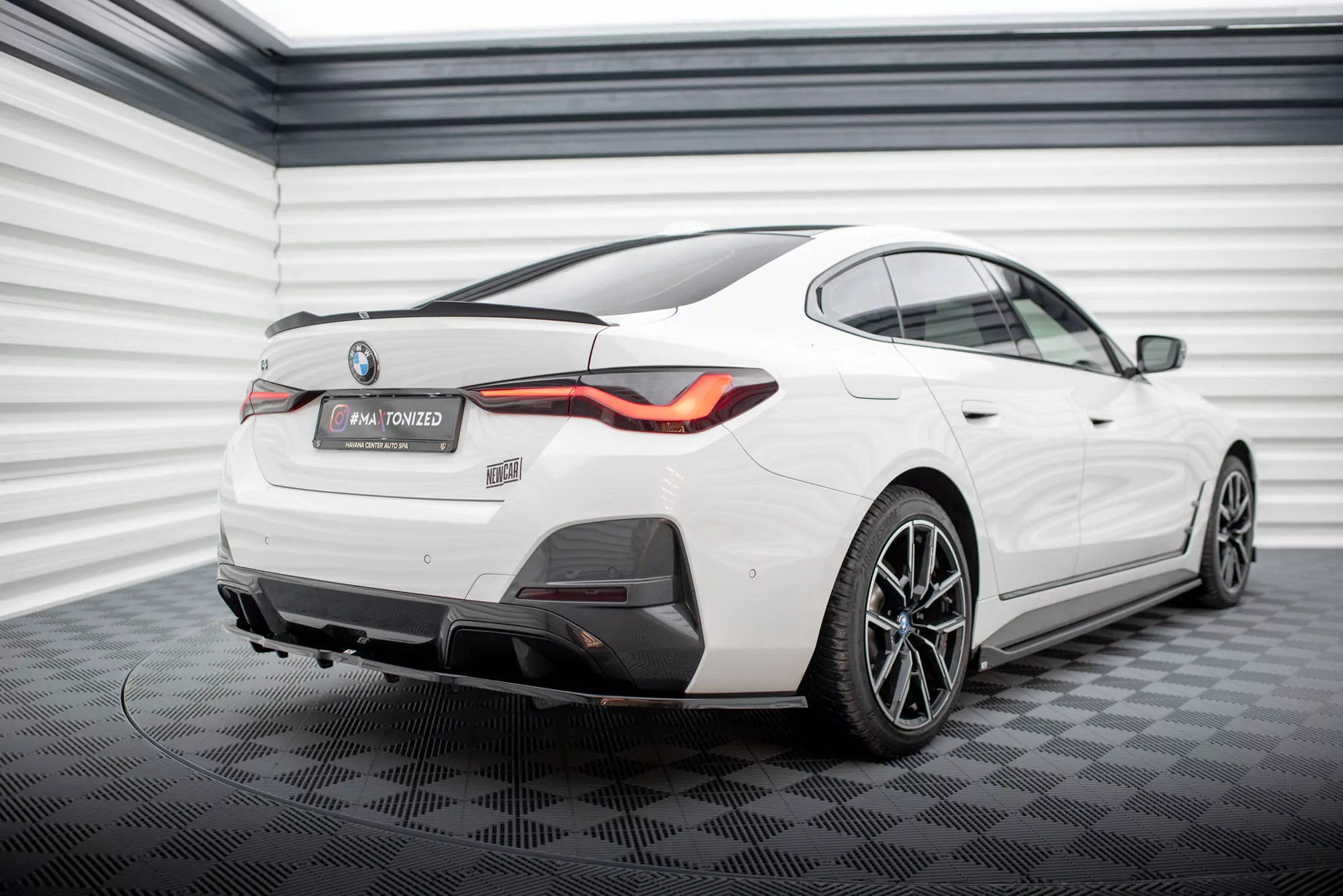 Hinten Splitter (mit Einem Vertikalem Balken) V.1 BMW I4 M-Paket G26 Schwarz Hochglanz