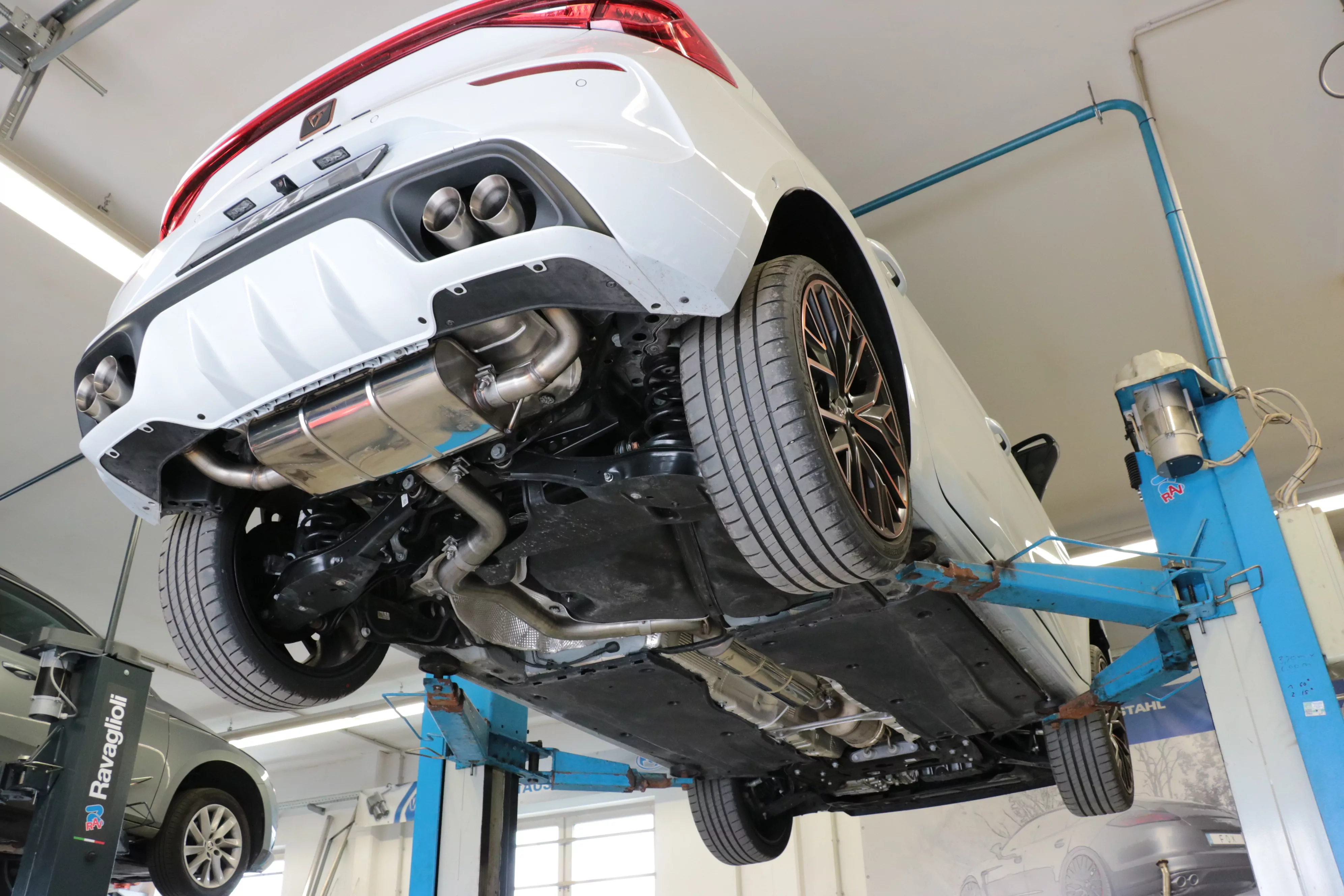 Cupra Leon 4x2 - KL  Endschalldämpfer Ausgang rechts/links - 2x80 Typ 25 rechts/links