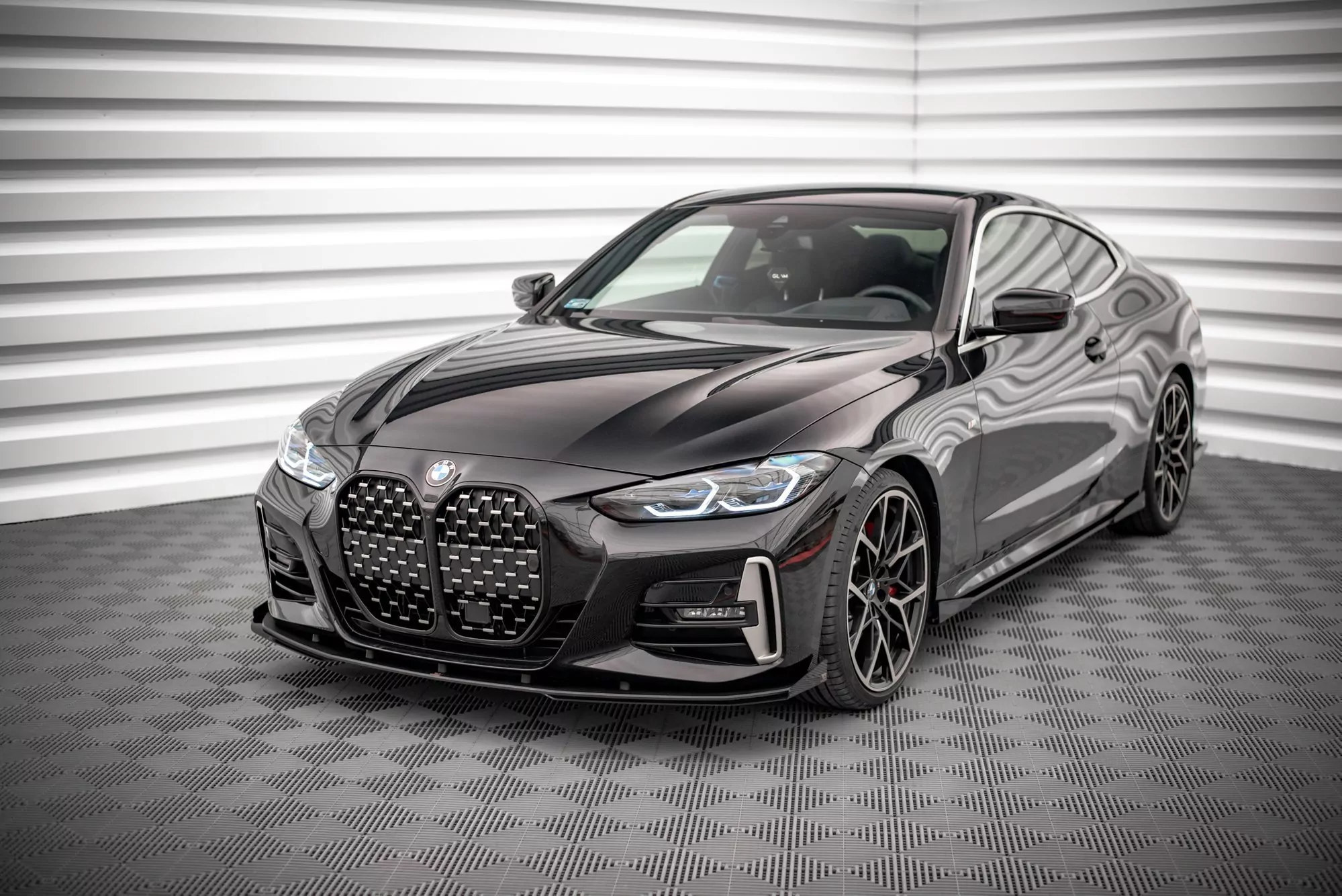 Street Pro Front Ansatz Für +Flaps Für BMW 4er M-Paket / M440i G22 / G23 / G22 Facelift / G23 Facelift Schwarz Hochglanz