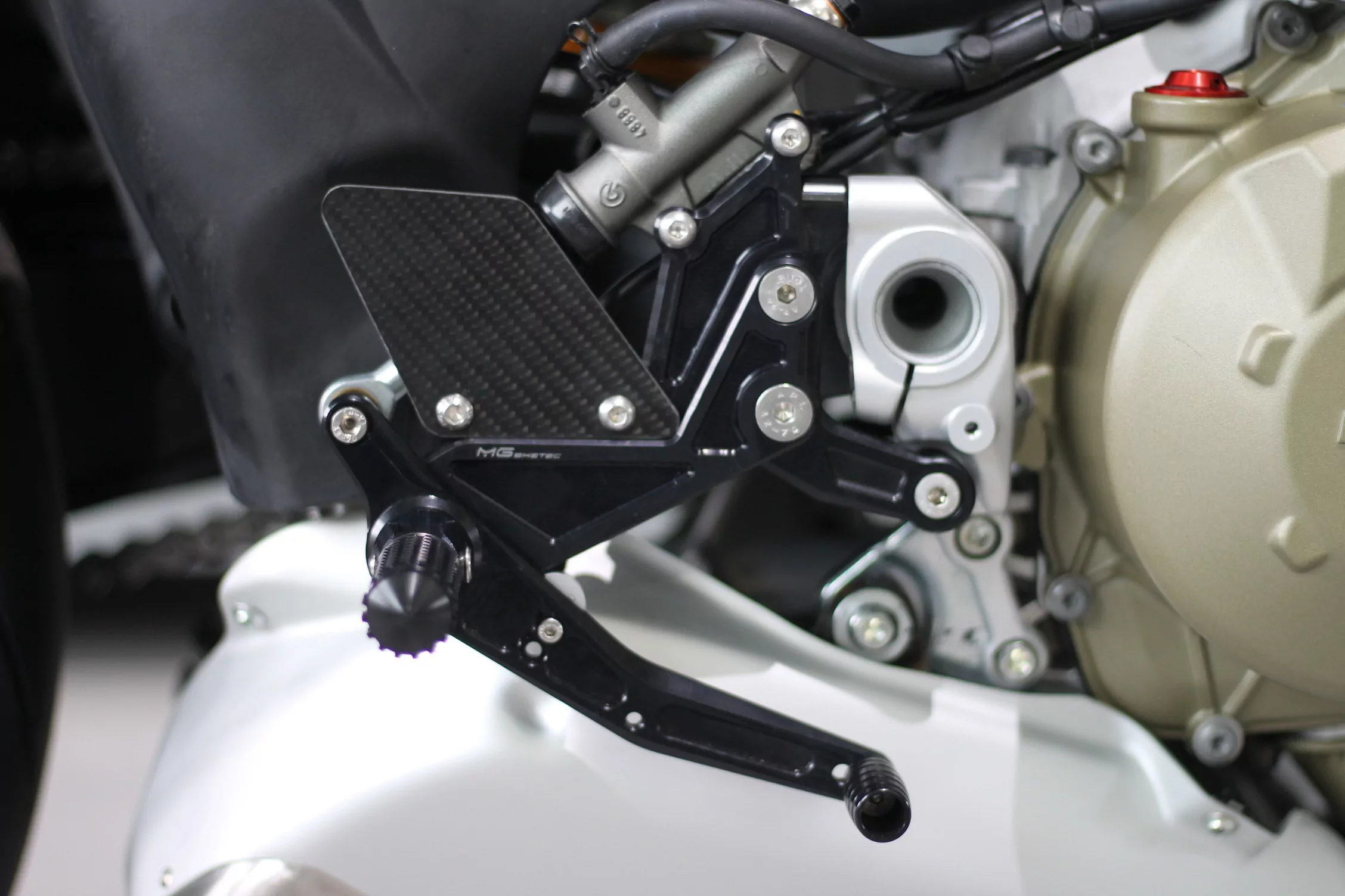 MG Biketec Sportfussrastenanlage / Rastenanlage / Fußrastenanlage mit ABE, gültig in D - A - CH für Ducati Streetfighter V4 / V4 S ab 2020