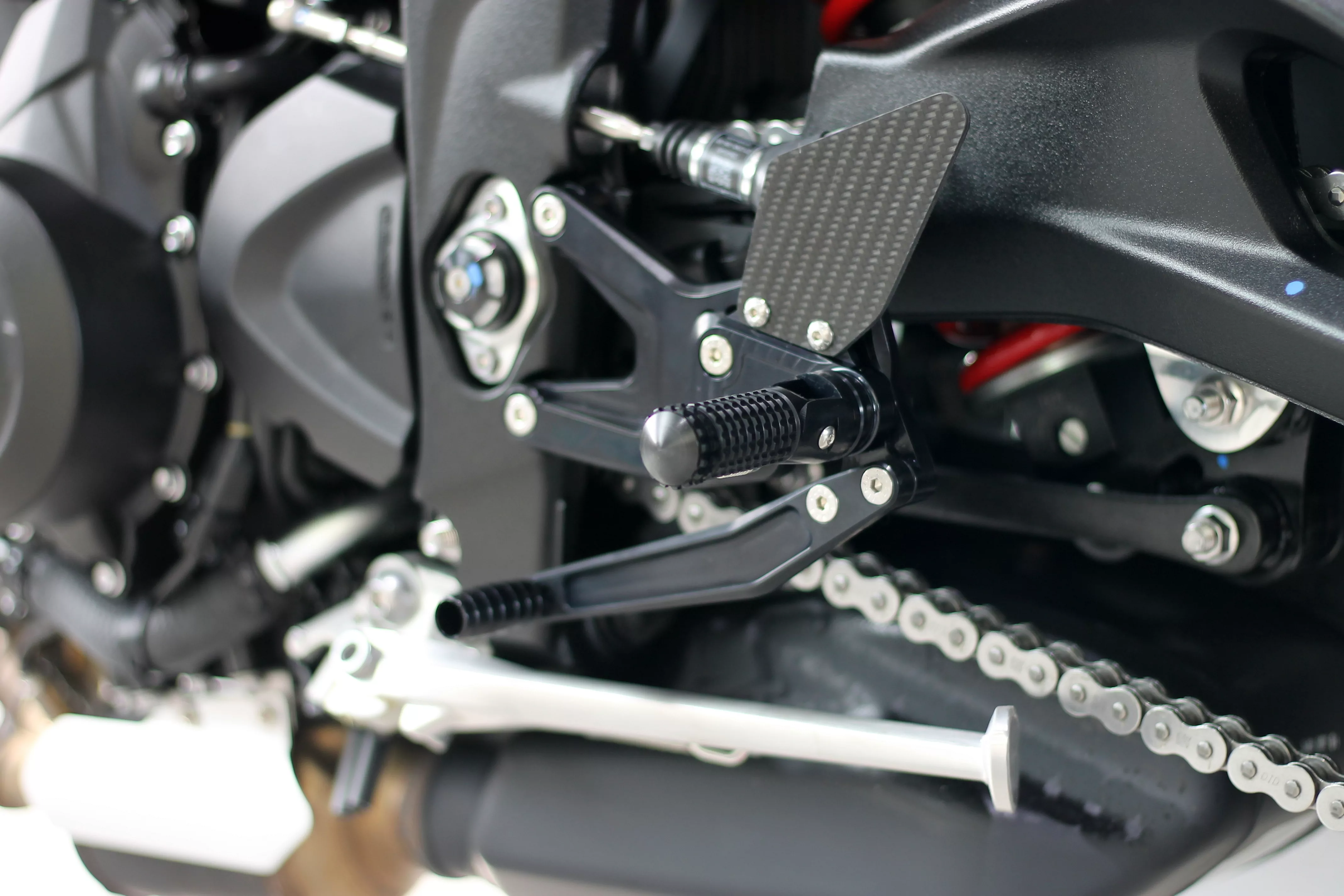 MG Biketec Sportfussrastenanlage / Rastenanlage / Fußrastenanlage mit ABE, gültig in D - A - CH für Triumph Street Triple 765 S / R / RS ab 2023