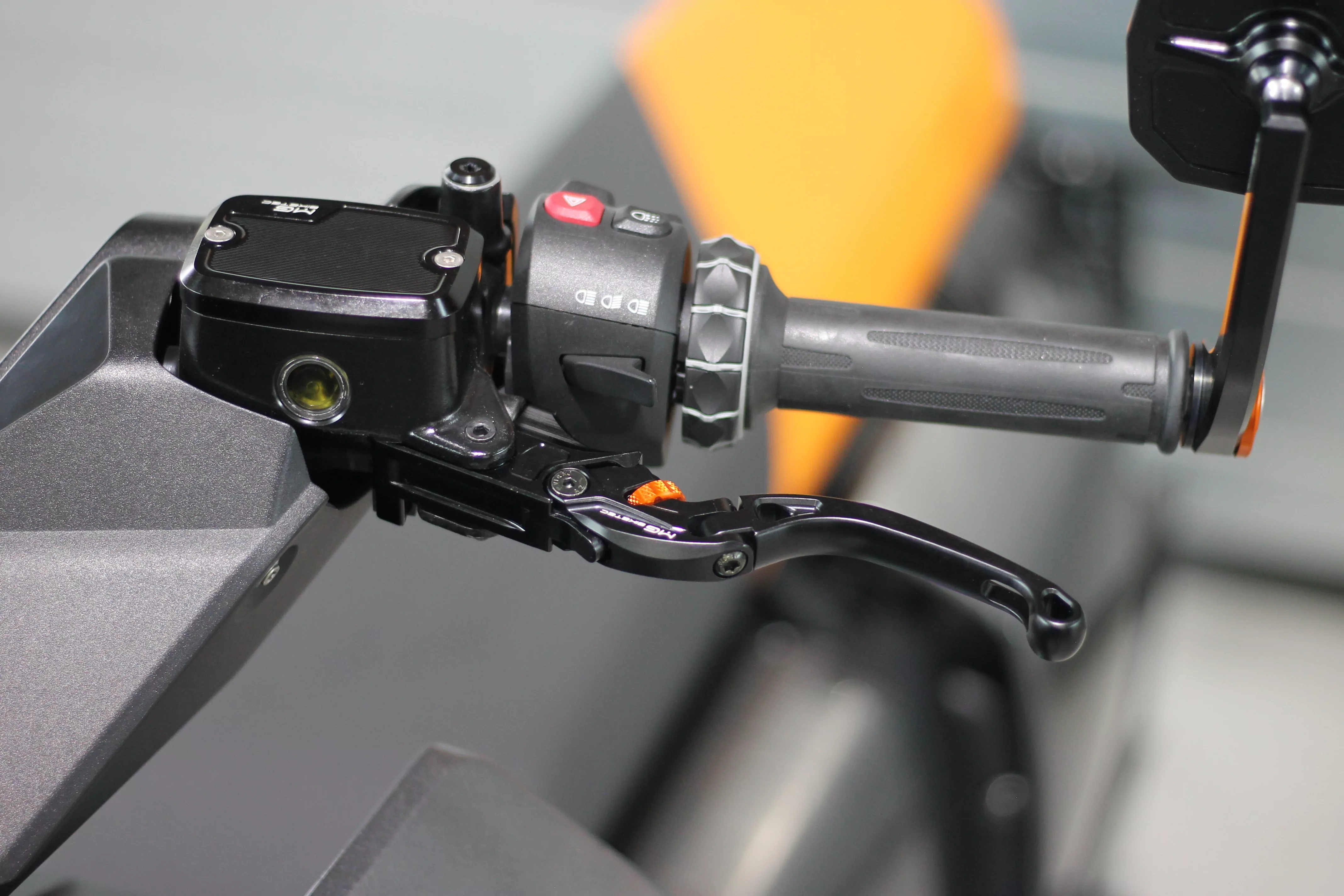 MG Biketec Behälterdeckelset - Bremsflüssigkeit Set Links und Rechts für BMW CE 04 ab 2022 - 2024