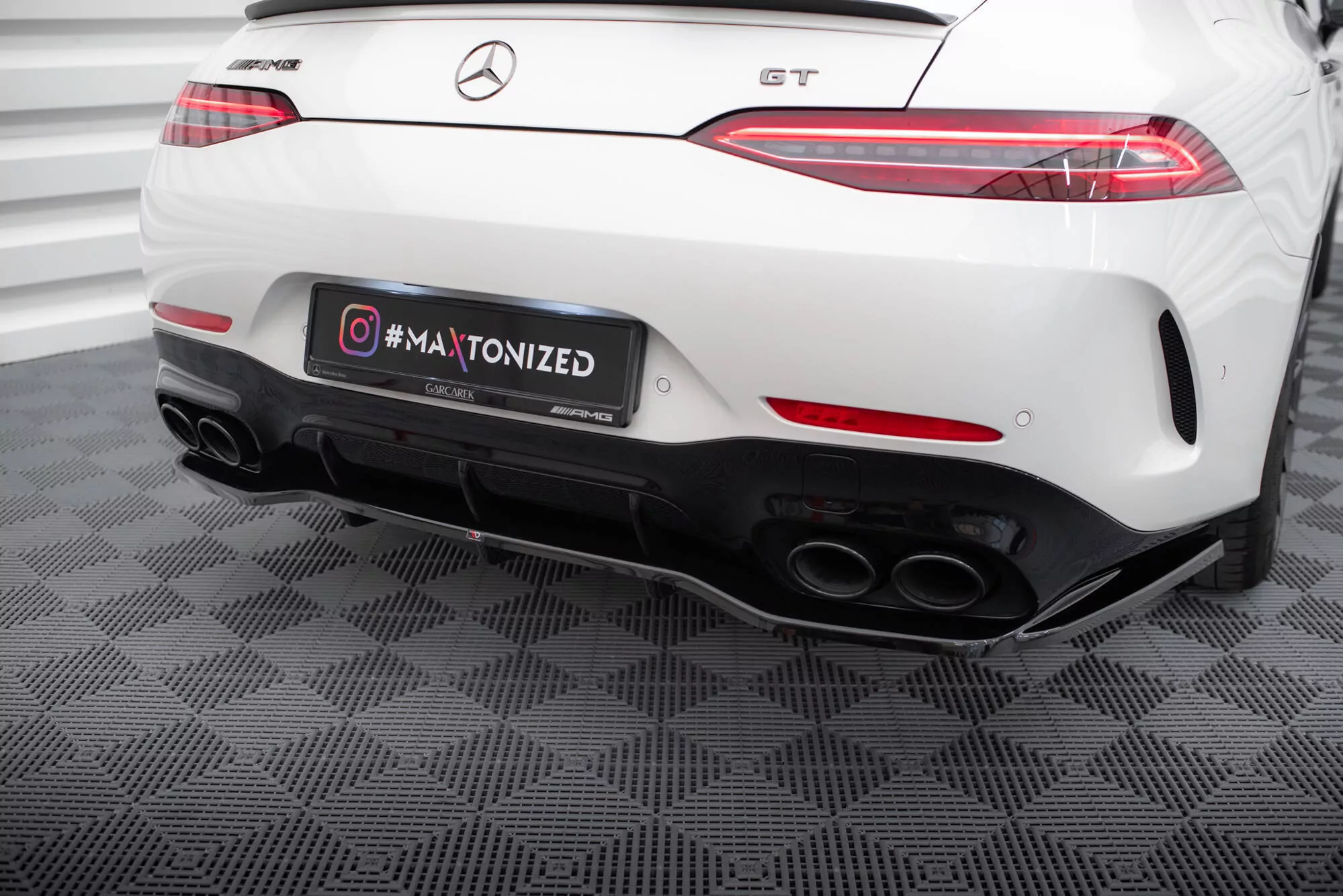 Hinten Splitter (mit Einem Vertikalem Balken) Mercedes-AMG GT 43 4 Door Coupe V8 Styling Package Schwarz Hochglanz