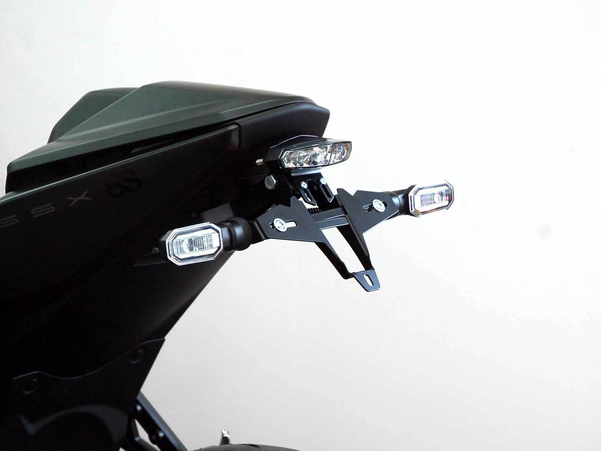 Kennzeichenhalter IQ1 für Suzuki GSX-8S | GSX-8R (2023-2024) mit Rücklicht